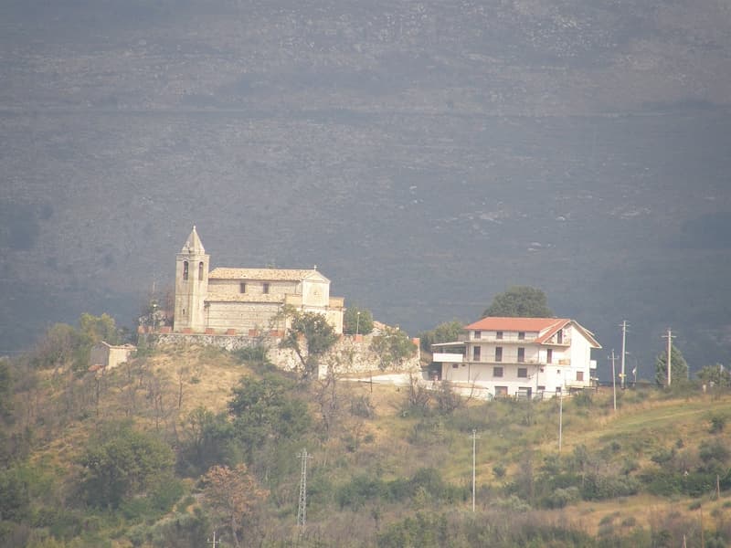 Il borgo di Abbateggio, tra i monti della Maiella