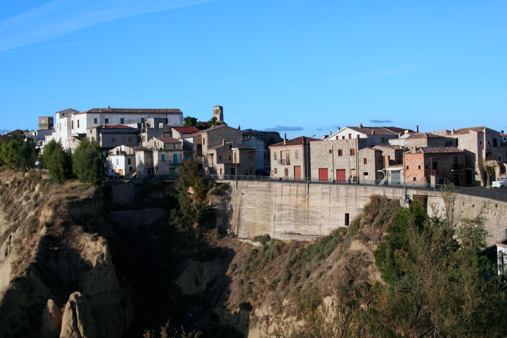 Il borgo di Aliano immerso nei calanchi argillosi della Basilicata