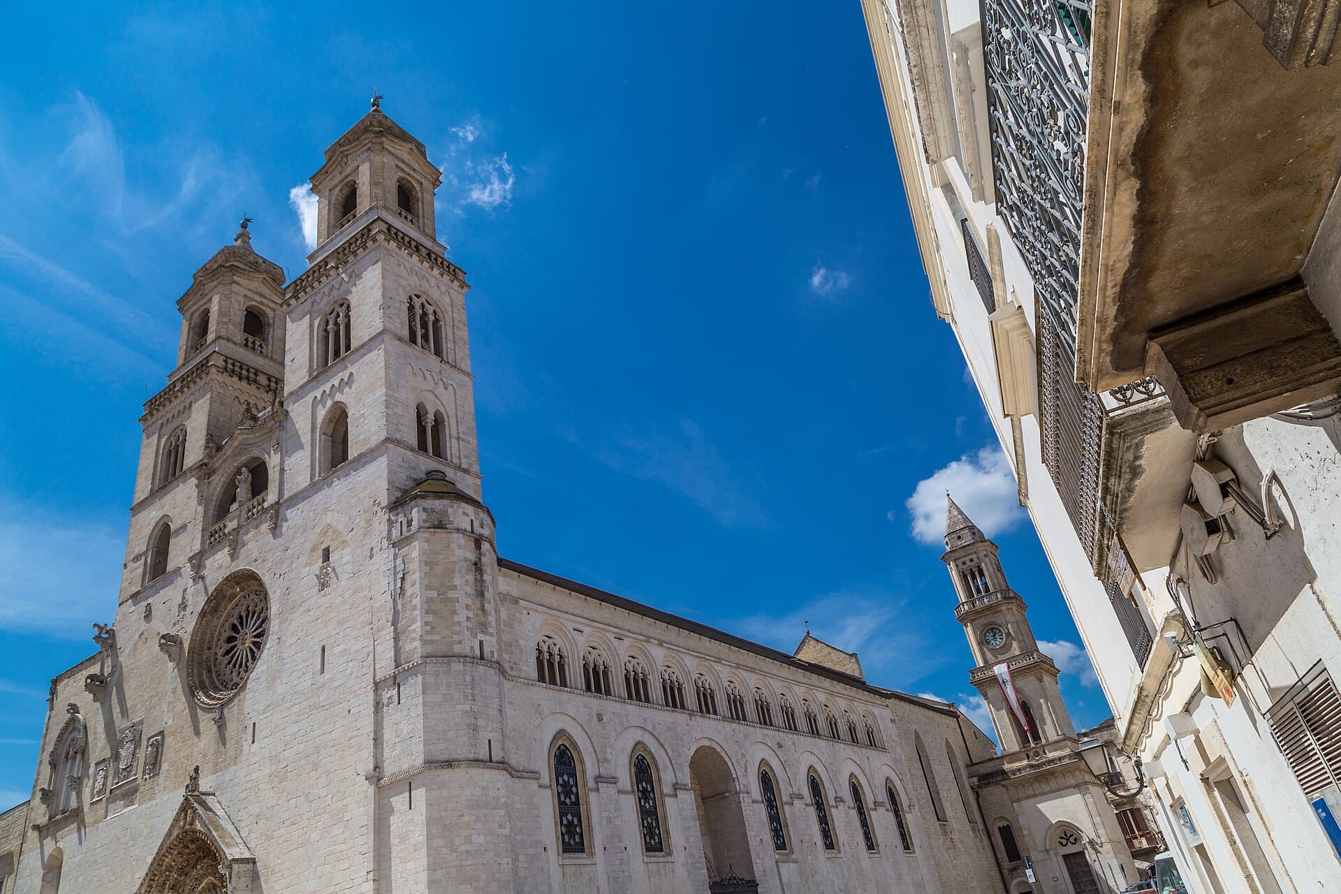 La Cattedrale romanico-gotica di Altamura con le due torri campanarie