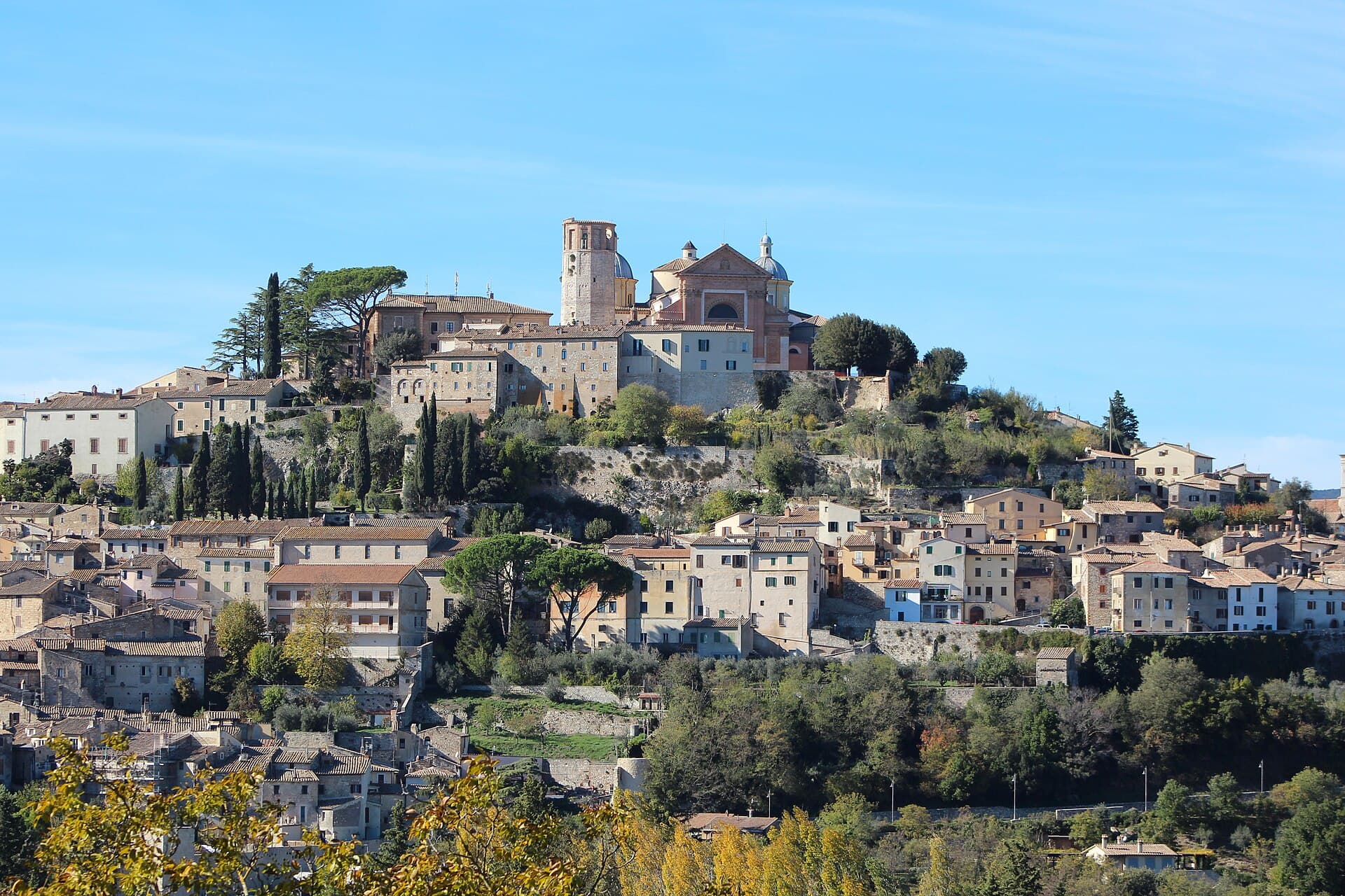 Amelia arroccata sul colle, dominata dal Duomo, nell'Umbria meridionale