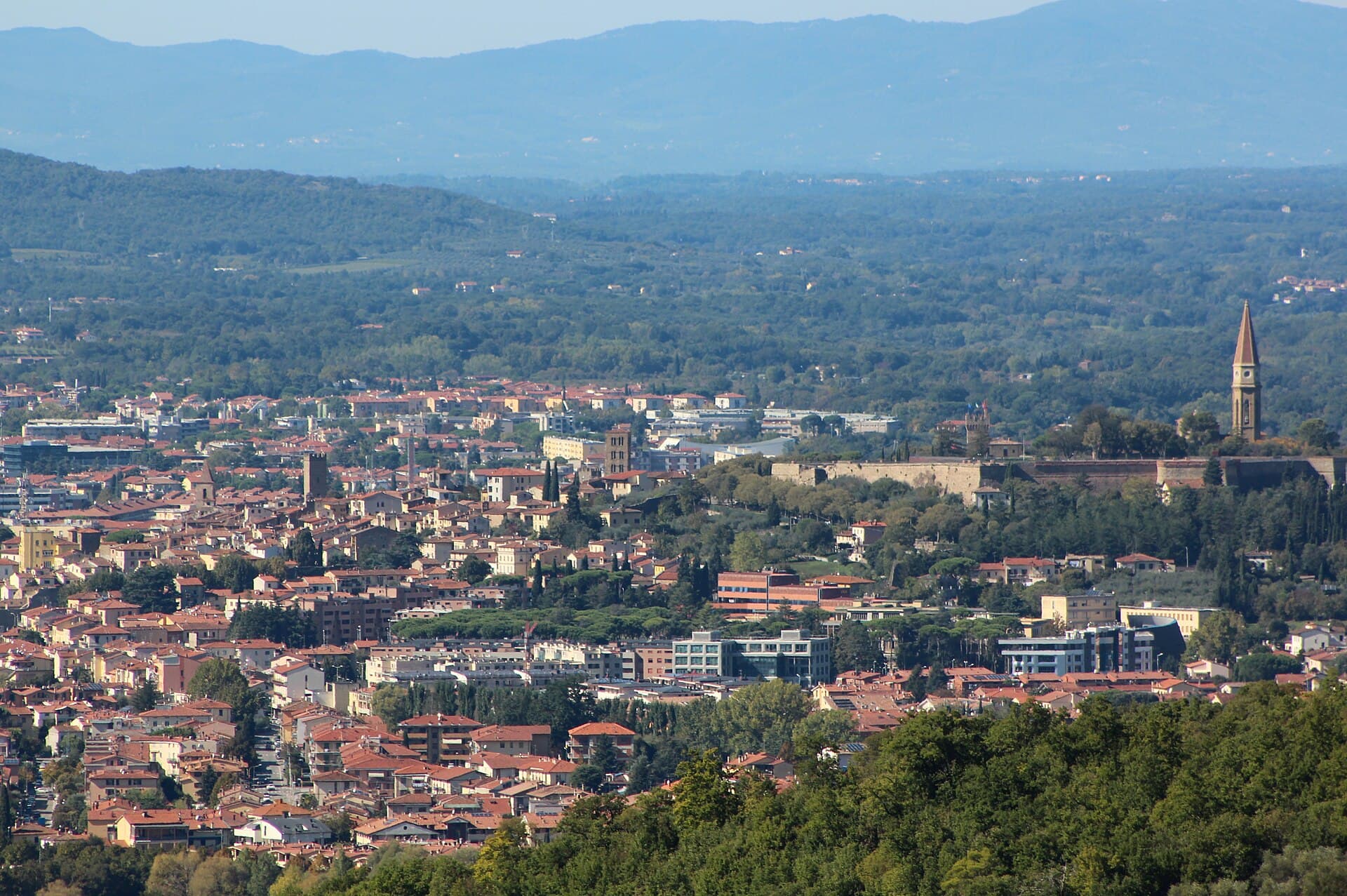 Piazza Grande di Arezzo con le logge del Vasari, città d'arte della Toscana orientale
