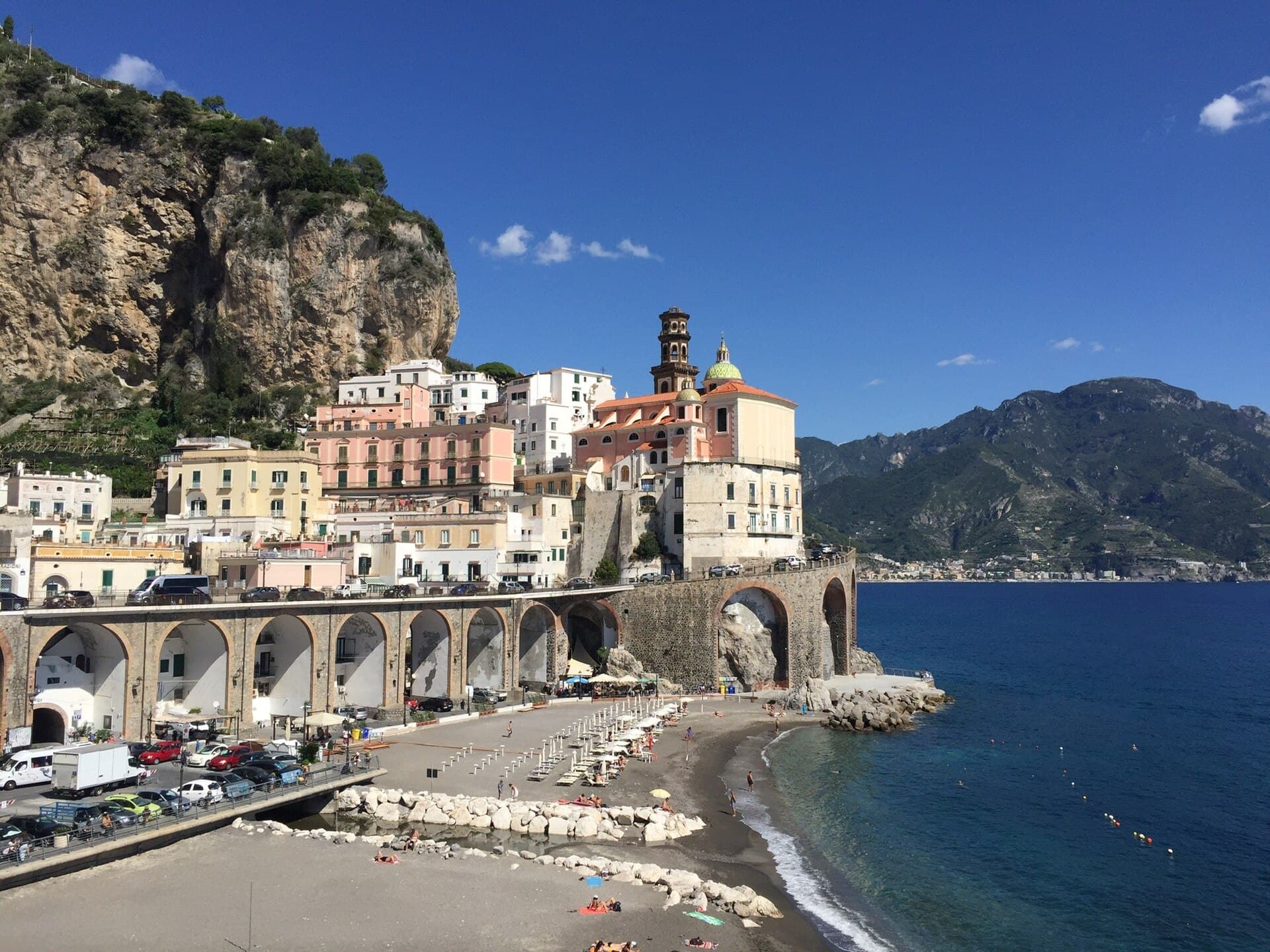Atrani, il borgo più piccolo della Costiera Amalfitana, con la piazzetta sul mare