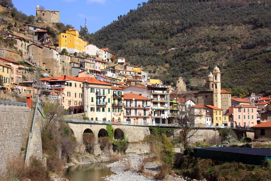 Il borgo di Badalucco sul torrente Argentina, con il ponte