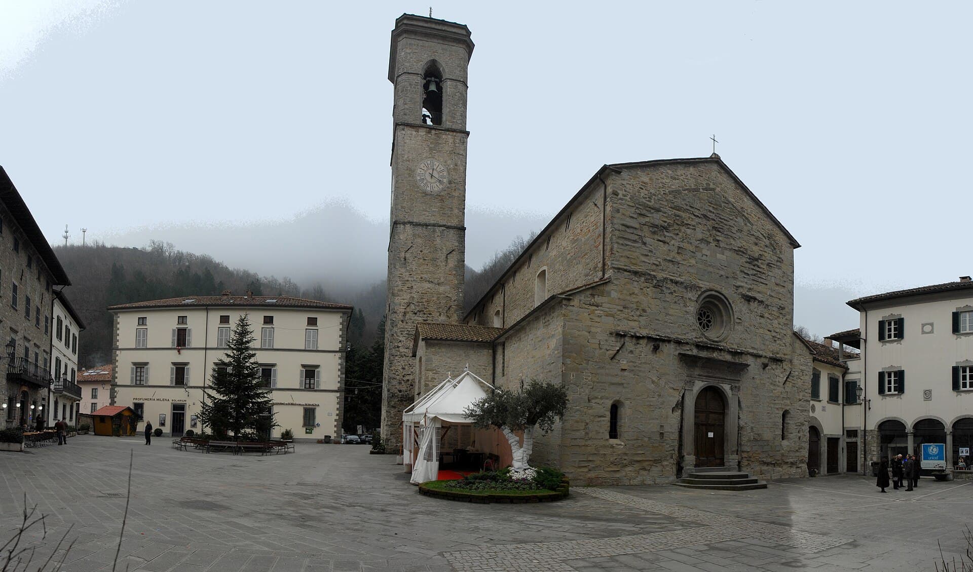 La piazza Ricasoli di Bagno di Romagna con la Basilica di Santa Maria Assunta