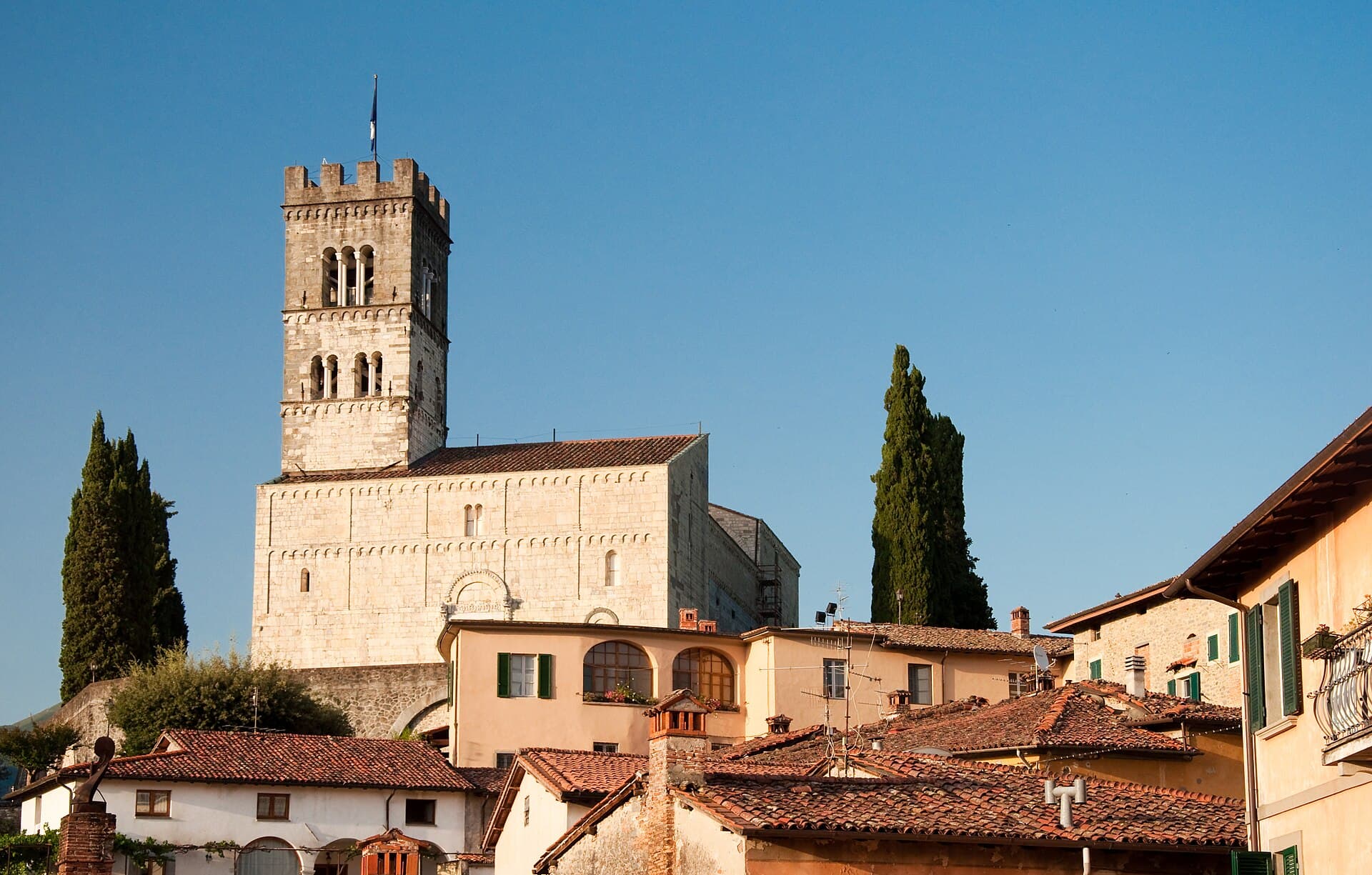 Il Duomo di Barga in cima al borgo, con le Alpi Apuane sullo sfondo
