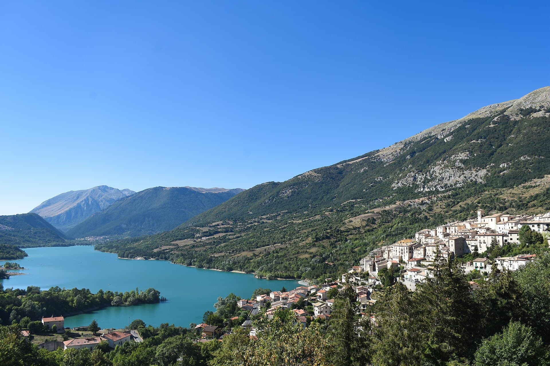 Il borgo di Barrea affacciato sul lago, nel Parco Nazionale d'Abruzzo