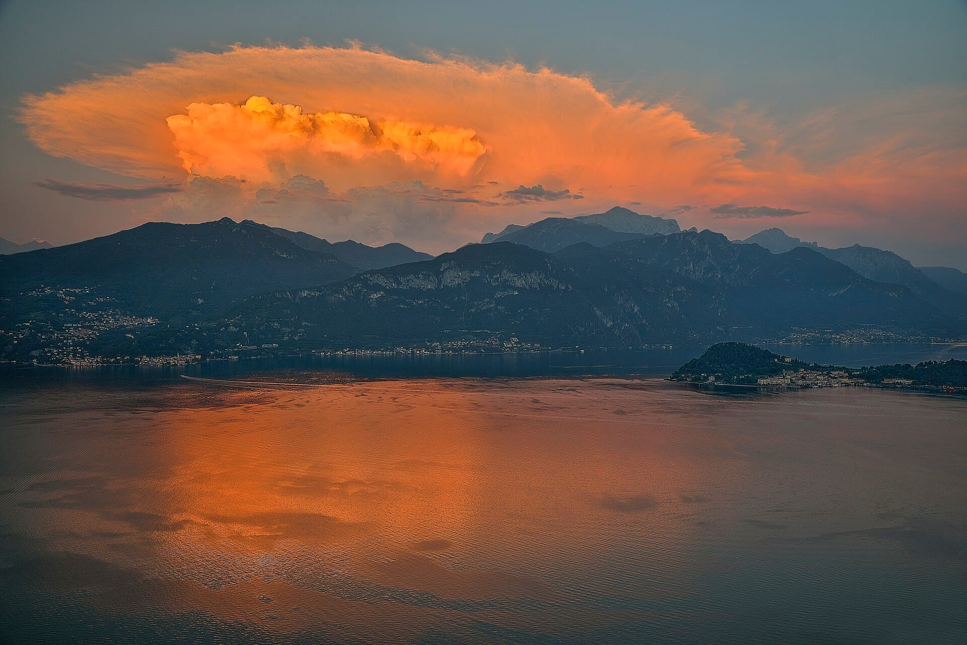 Bellagio sul promontorio del lago di Como, vista da Tremezzo