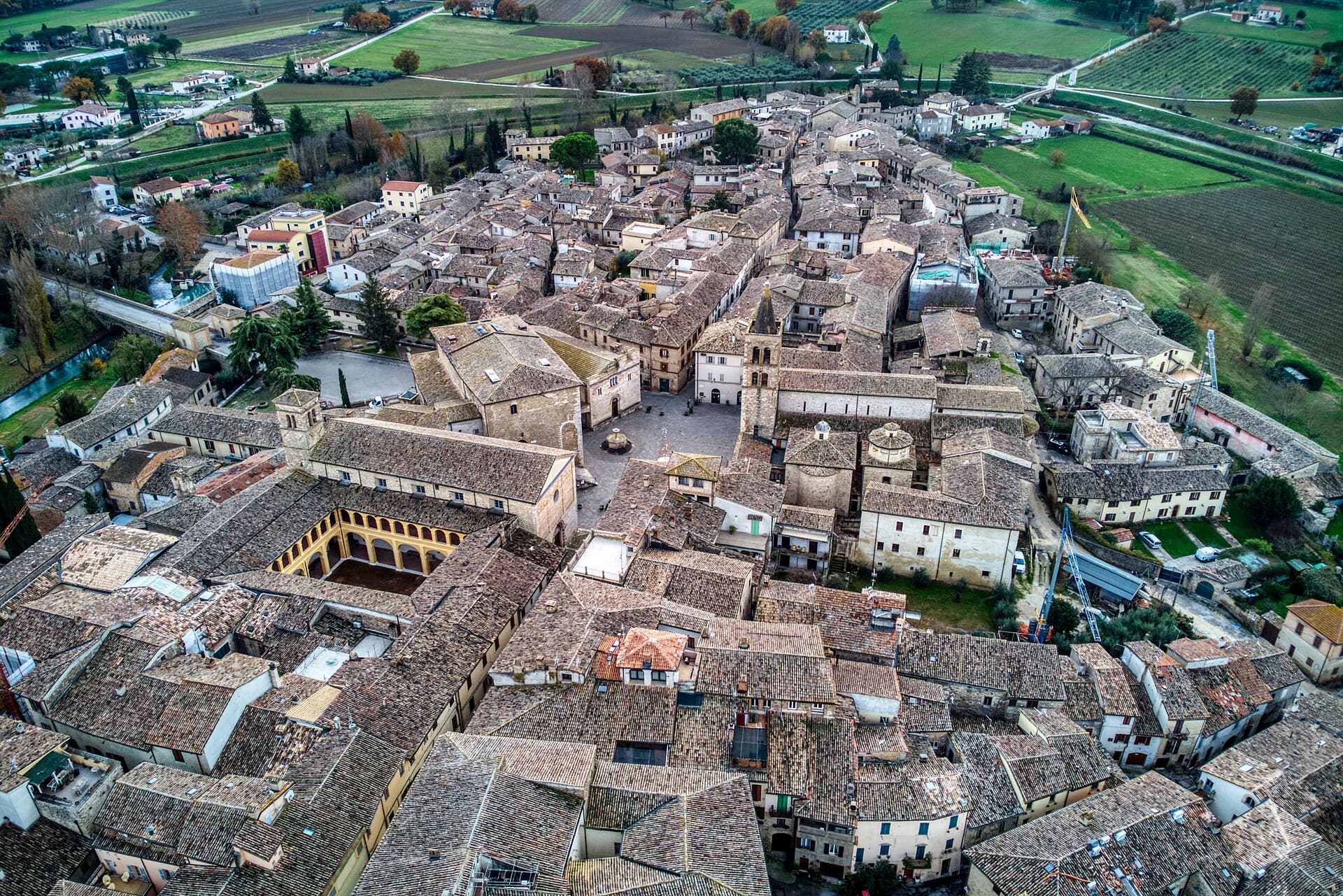 La piazza medievale di Bevagna, borgo umbro sulla via Flaminia