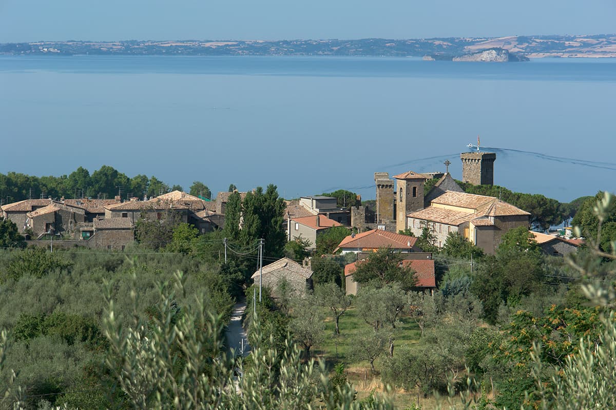 Bolsena, il borgo e il castello affacciati sul lago vulcanico