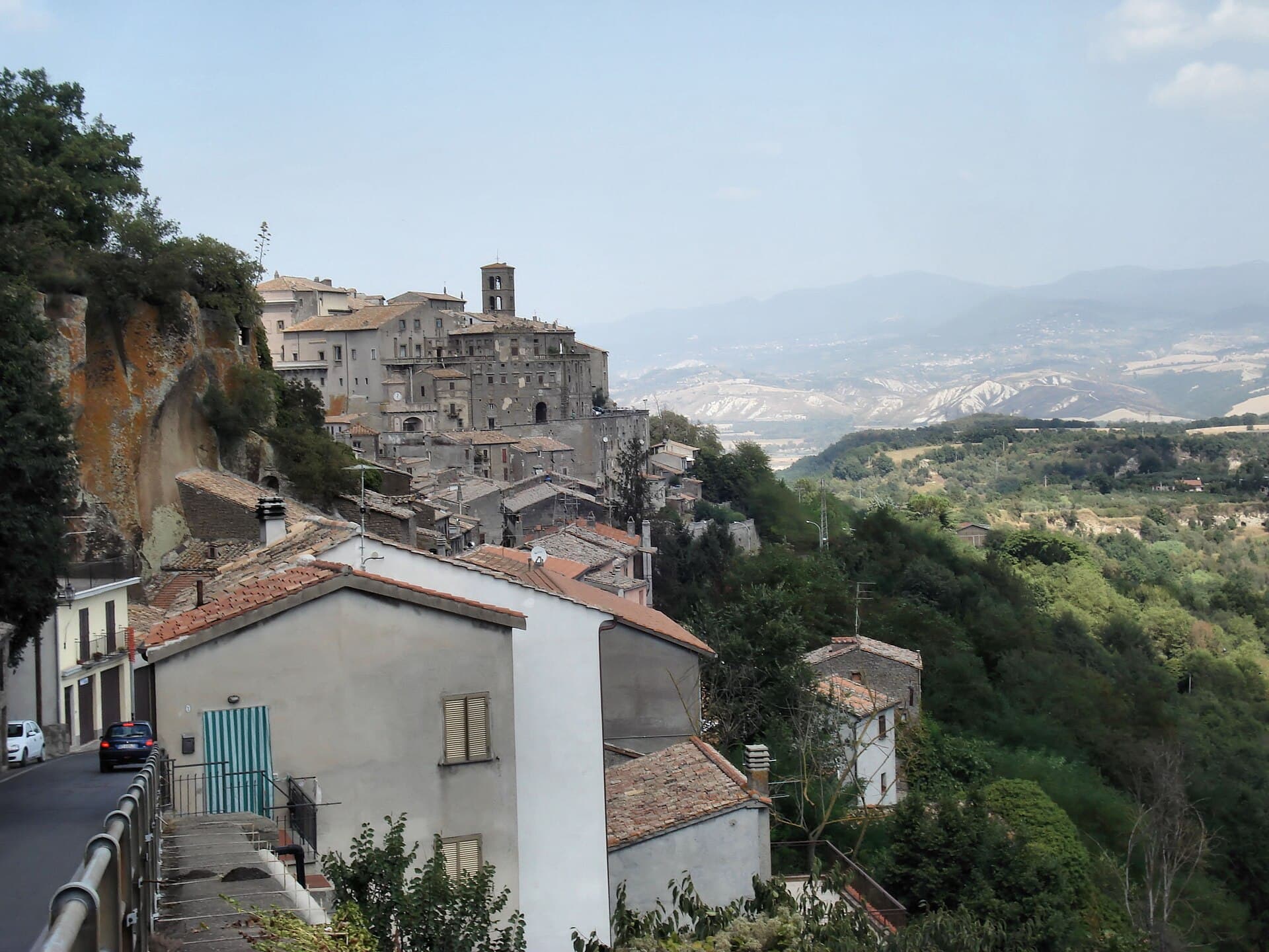 Il borgo di Bomarzo arroccato sulla rupe di tufo