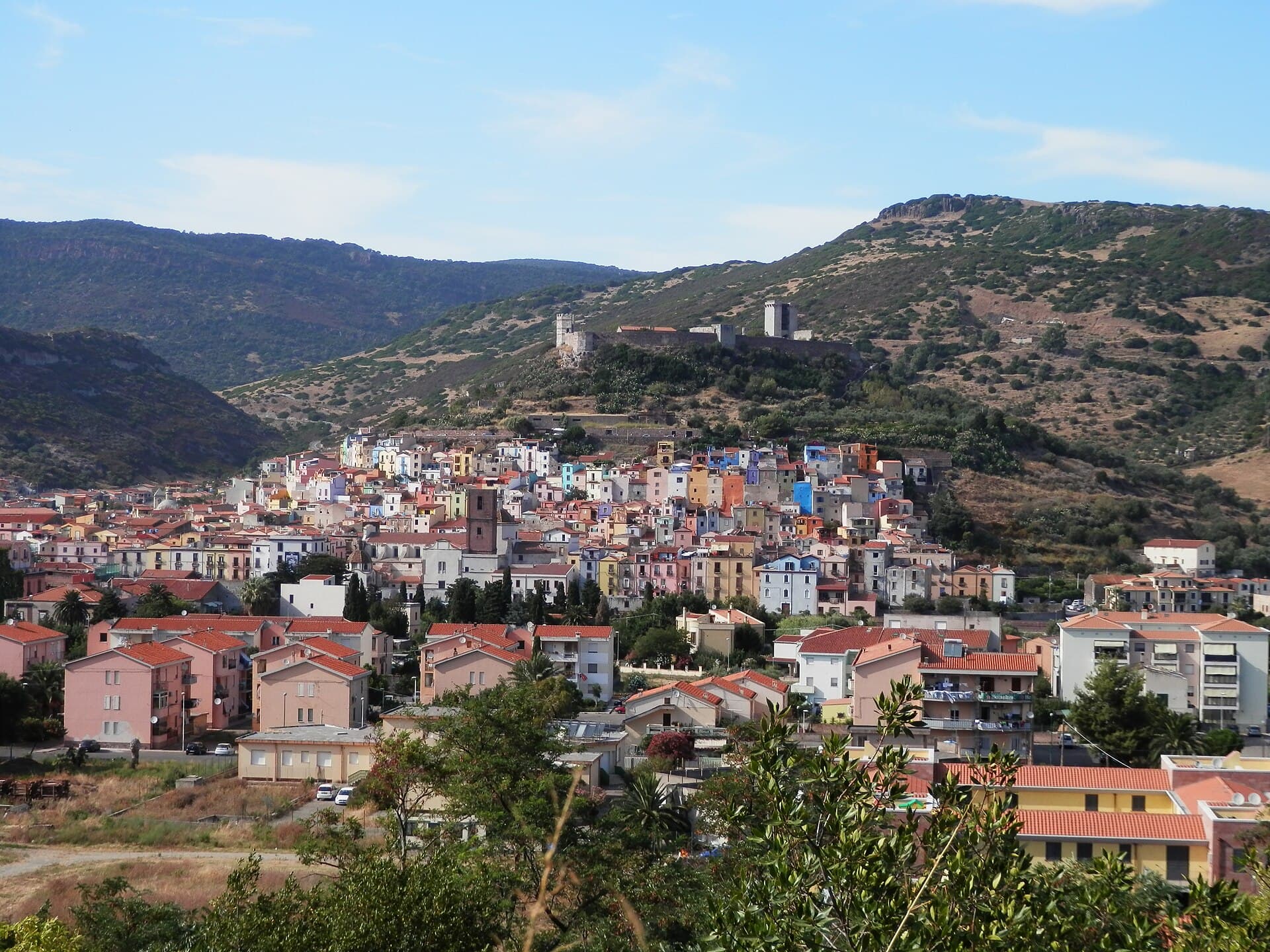 Bosa con le case colorate del quartiere di Sa Costa che salgono al castello, sul fiume Temo
