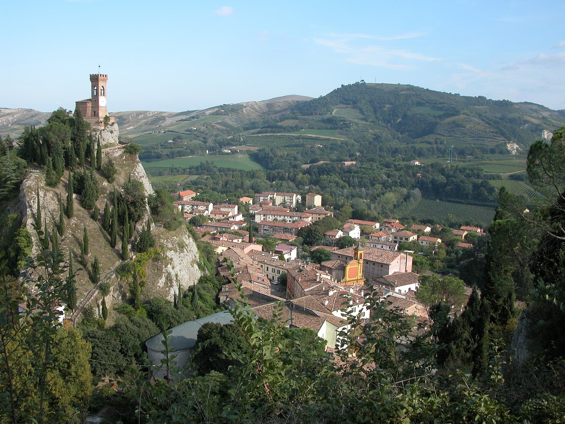 Brisighella e i suoi tre colli con la rocca, la torre e il santuario