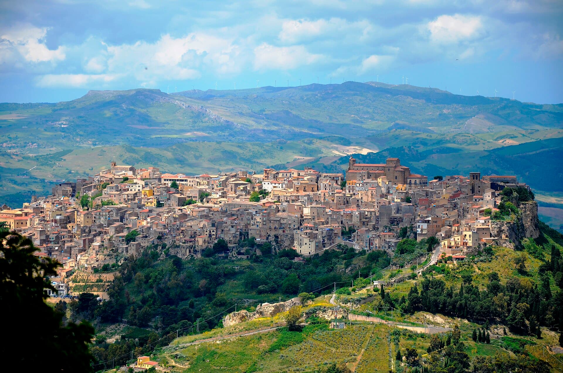Il borgo arroccato di Calascibetta, di fronte a Enna