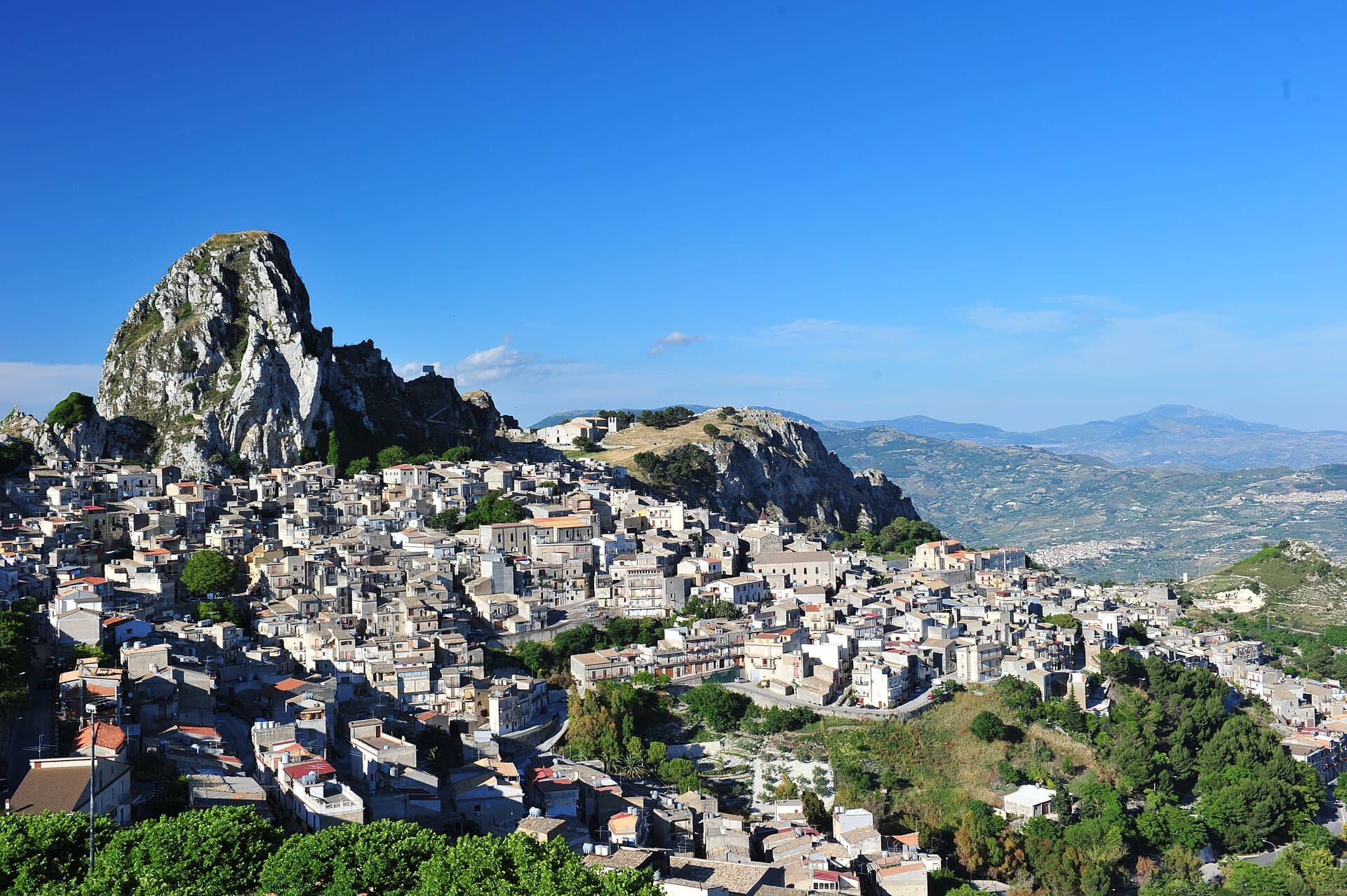 Caltabellotta arroccata sotto la rupe del castello