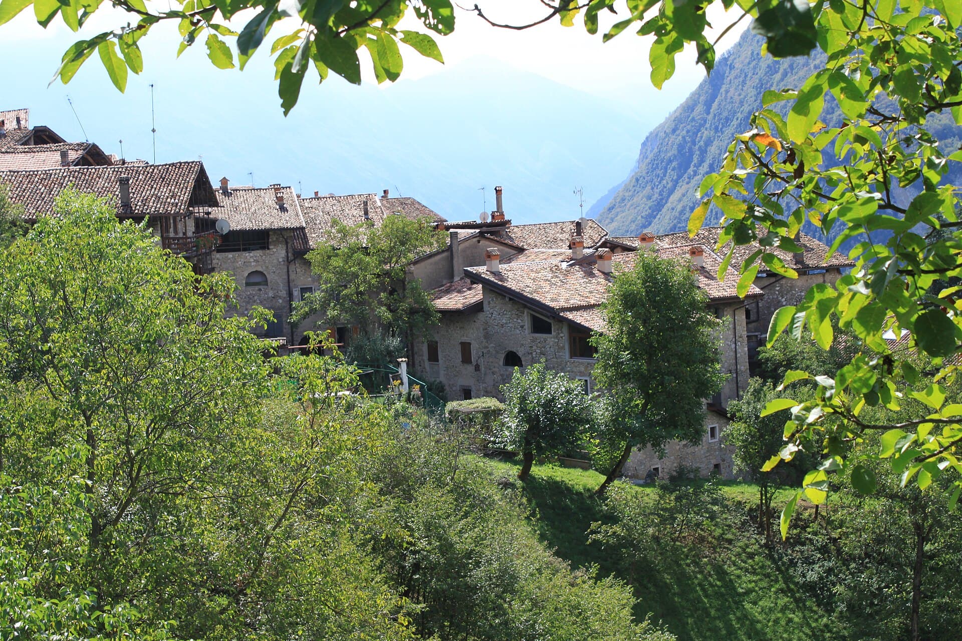 Vista sul borgo medievale di Canale di Tenno, sopra il lago di Tenno