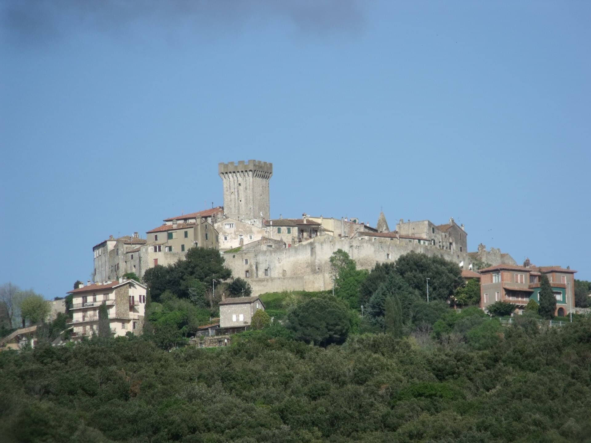 Il borgo murato di Capalbio con la Rocca Aldobrandesca