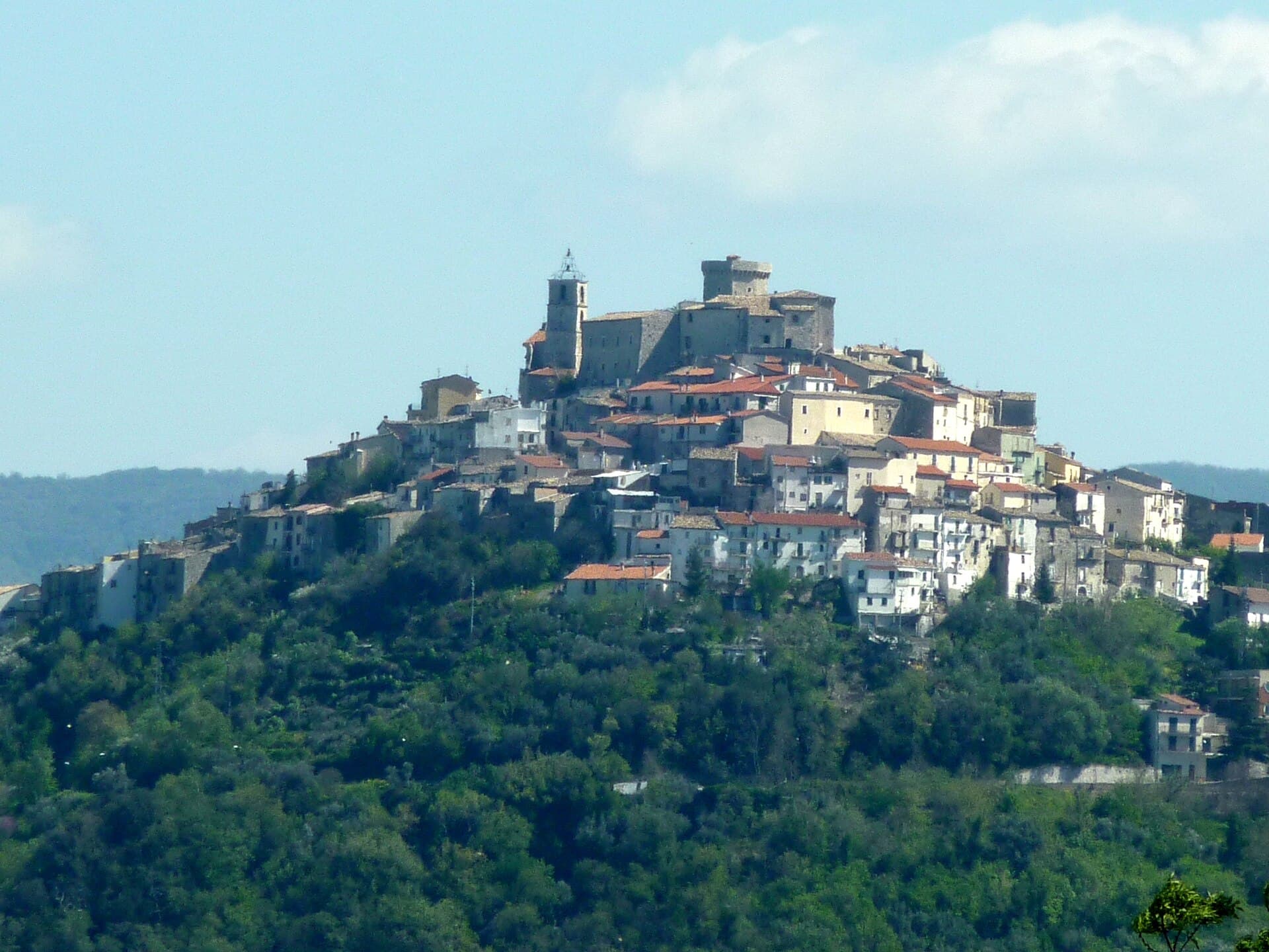Il borgo di Casoli con il castello, nella valle dell'Aventino