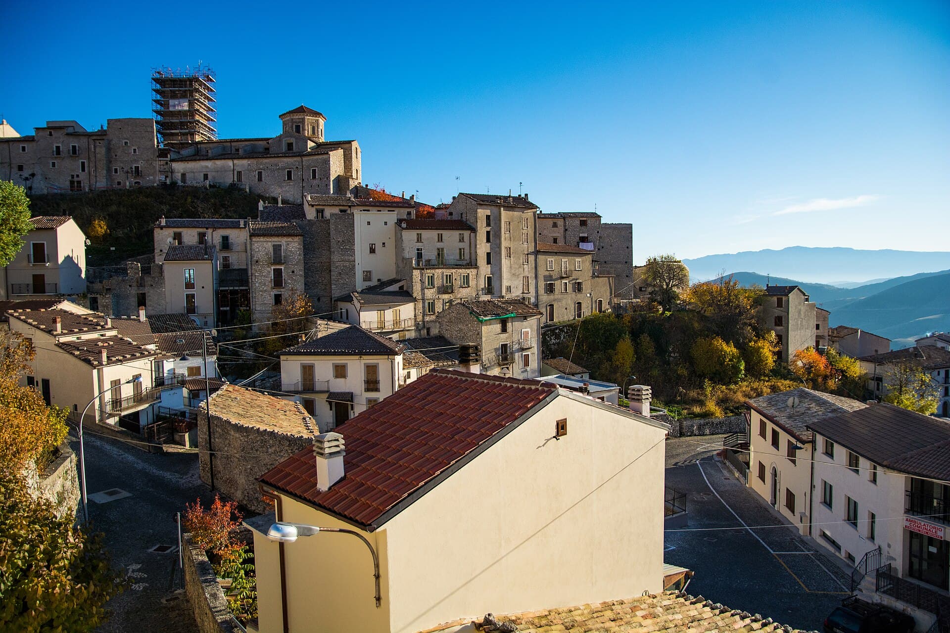 Veduta di Castel del Monte, borgo del Gran Sasso