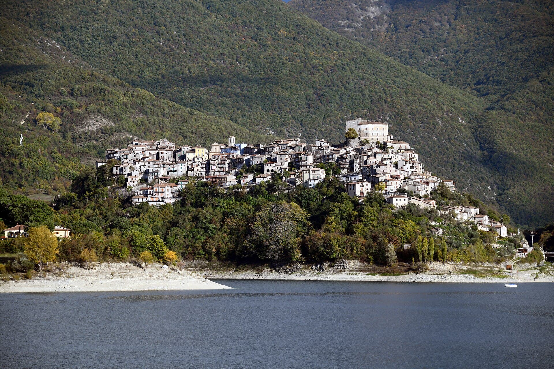 Il borgo di Castel di Tora affacciato sul Lago del Turano