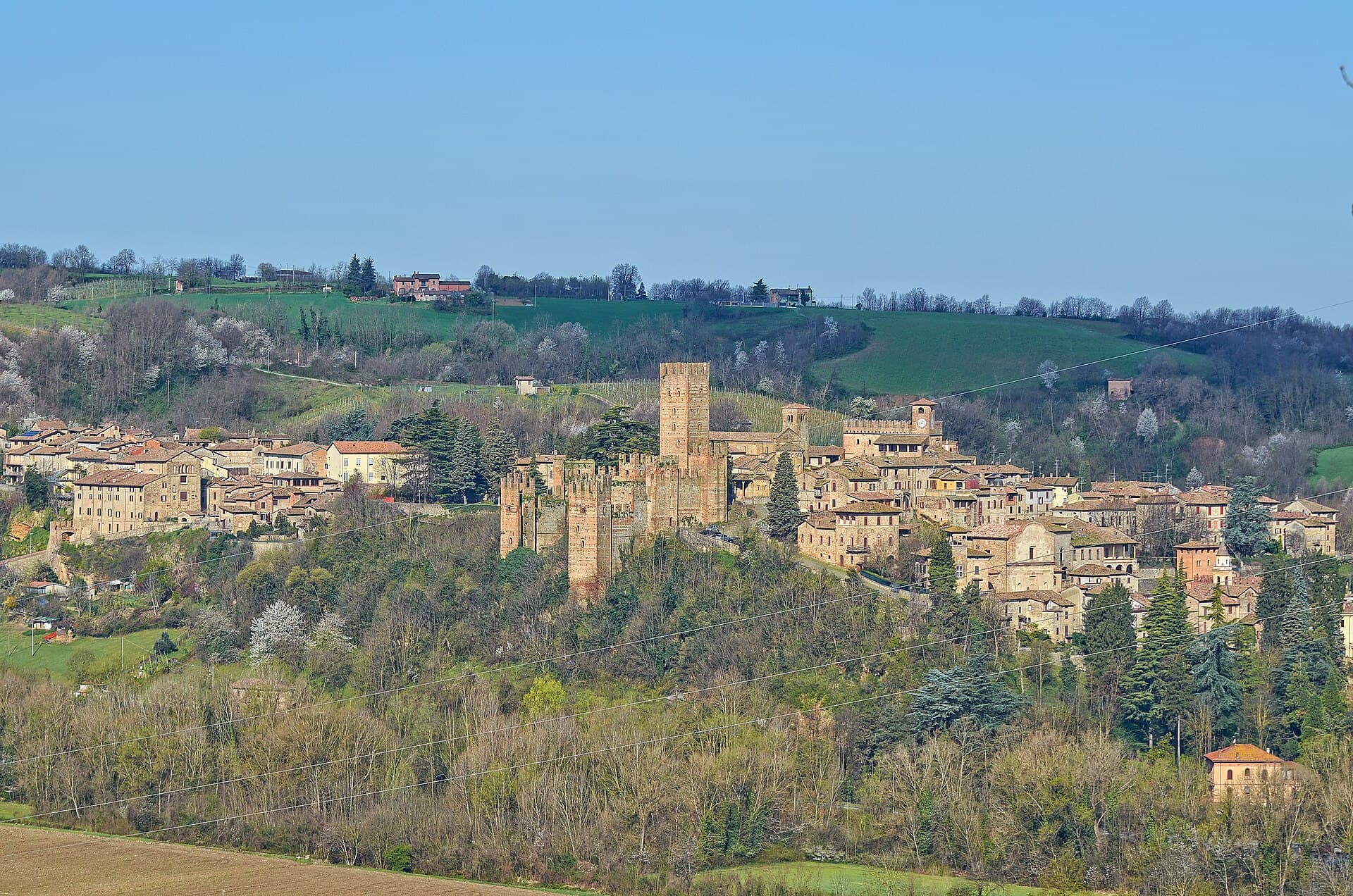 La piazza monumentale e la Rocca Viscontea di Castell'Arquato sulla Val d'Arda