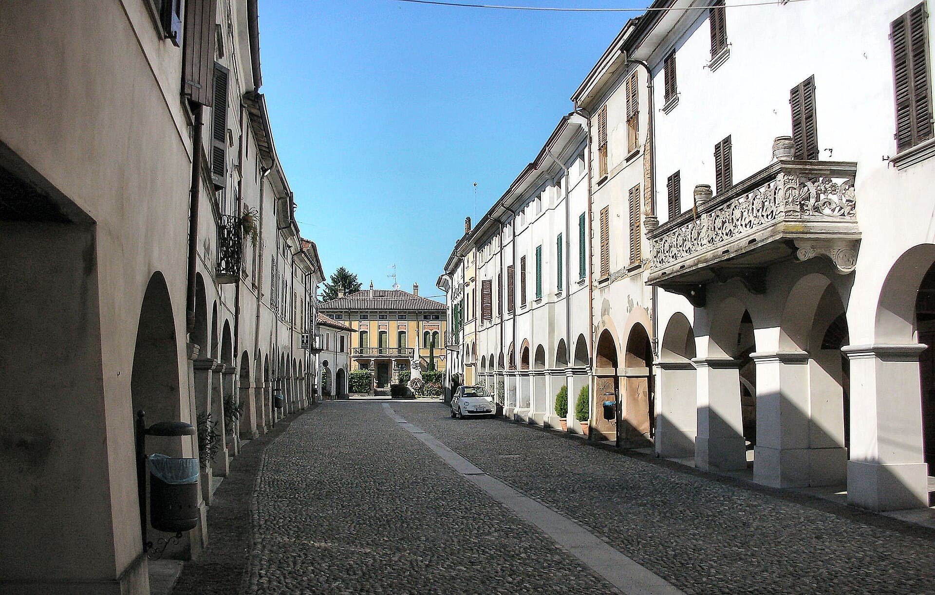 La via centrale porticata di Castelponzone, nella pianura cremonese
