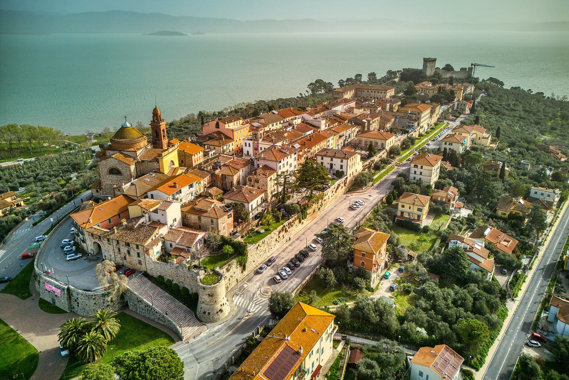 Castiglione del Lago sul promontorio del Lago Trasimeno, con la Rocca del Leone