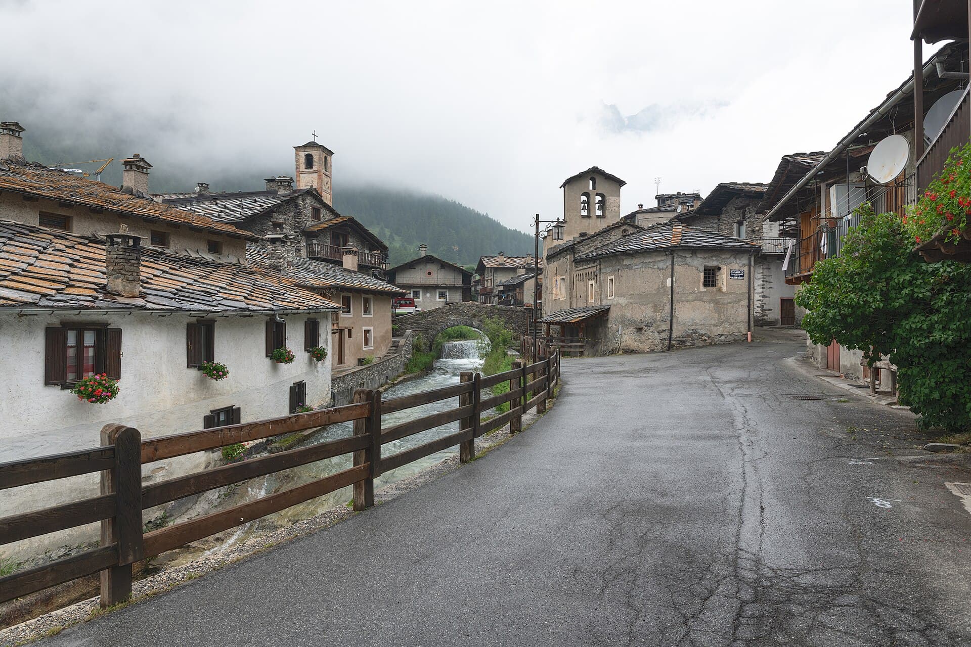 Il borgo alpino di Chianale, in Val Varaita, con le case in pietra sul torrente