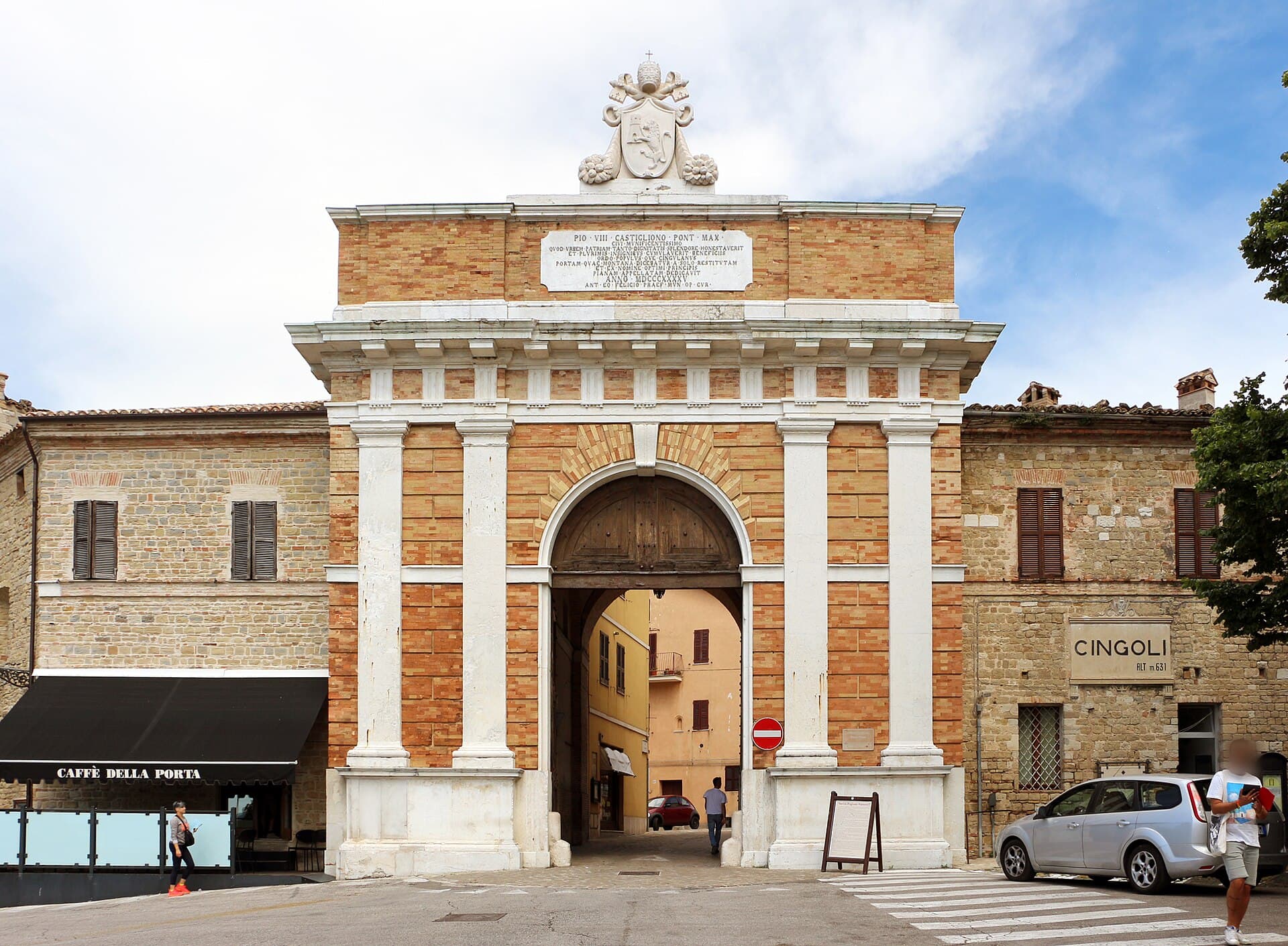 Porta Pia, l'ingresso monumentale al centro storico di Cingoli