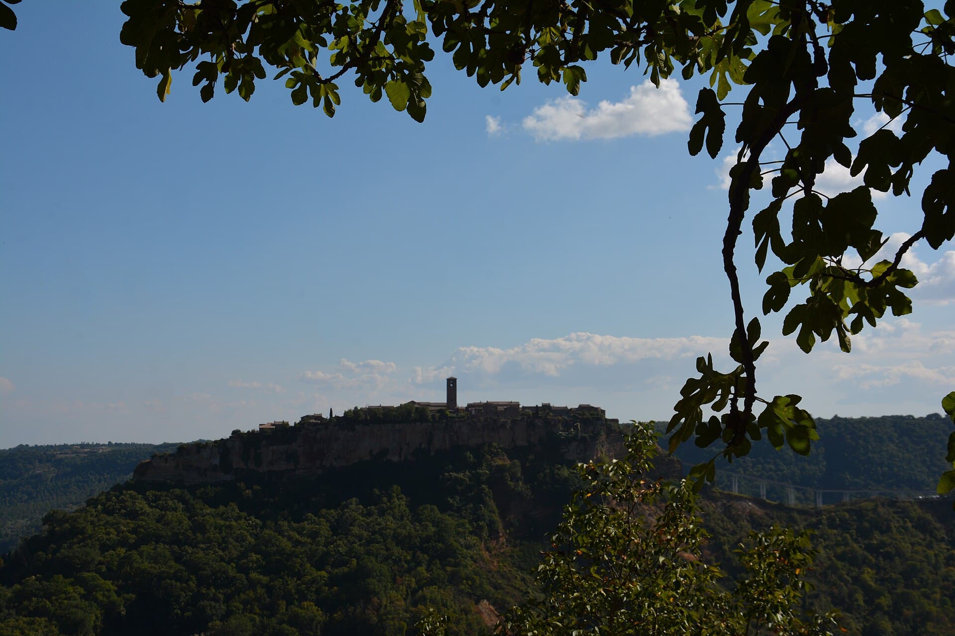 Civita di Bagnoregio, la 'città che muore', sullo sperone di tufo tra i calanchi