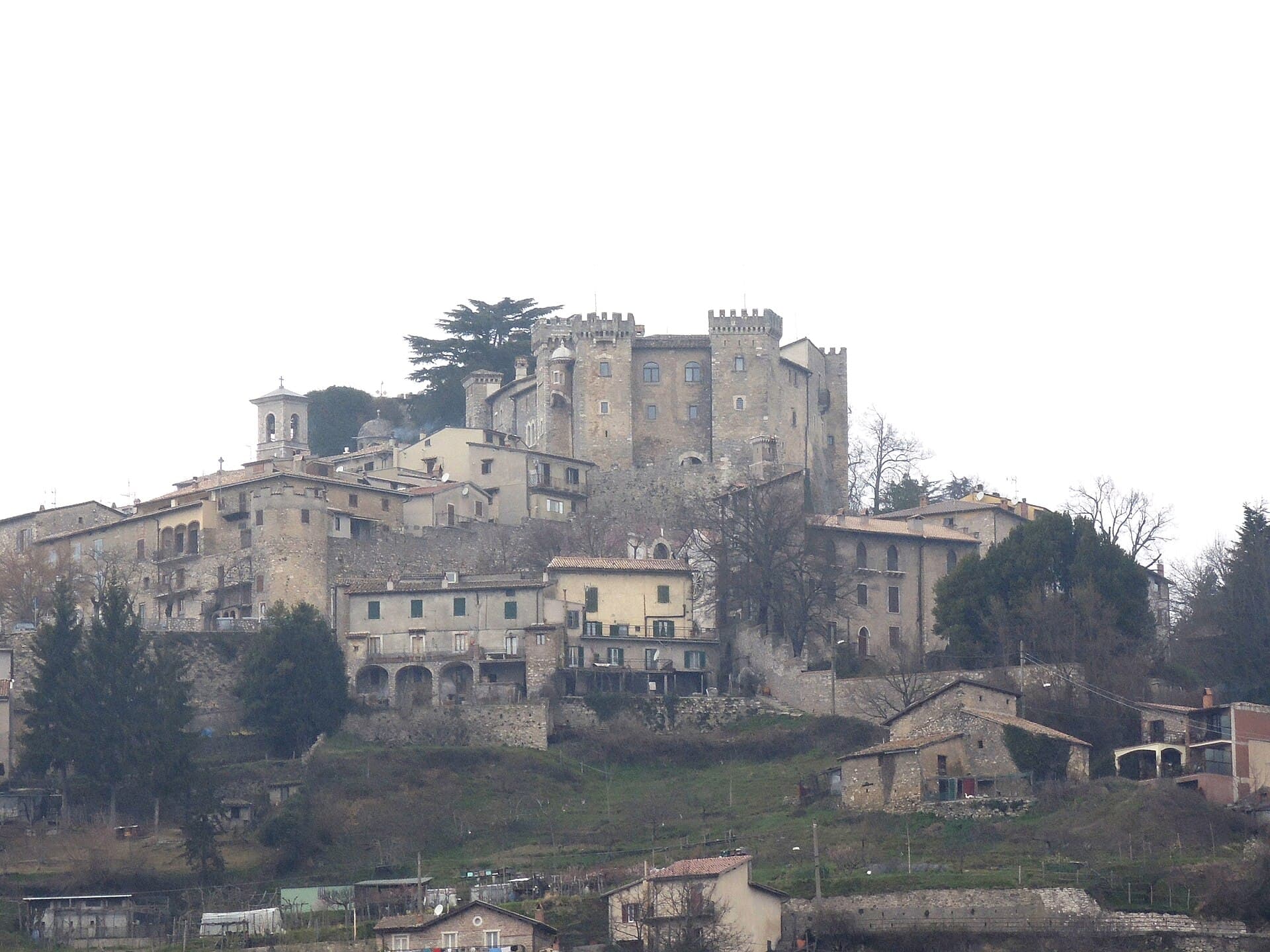Il borgo arroccato di Collalto Sabino con il castello