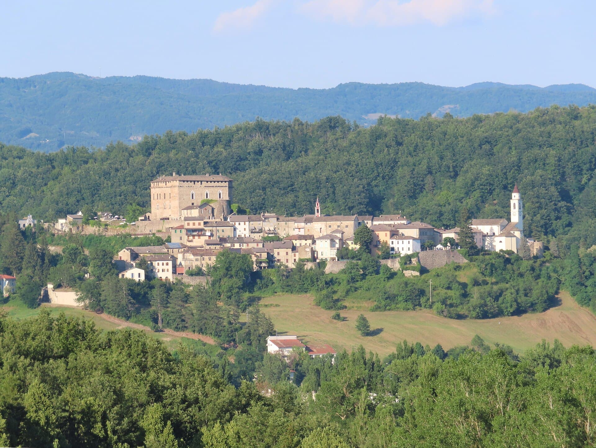 Panorama di Compiano, borgo murato della Val di Taro
