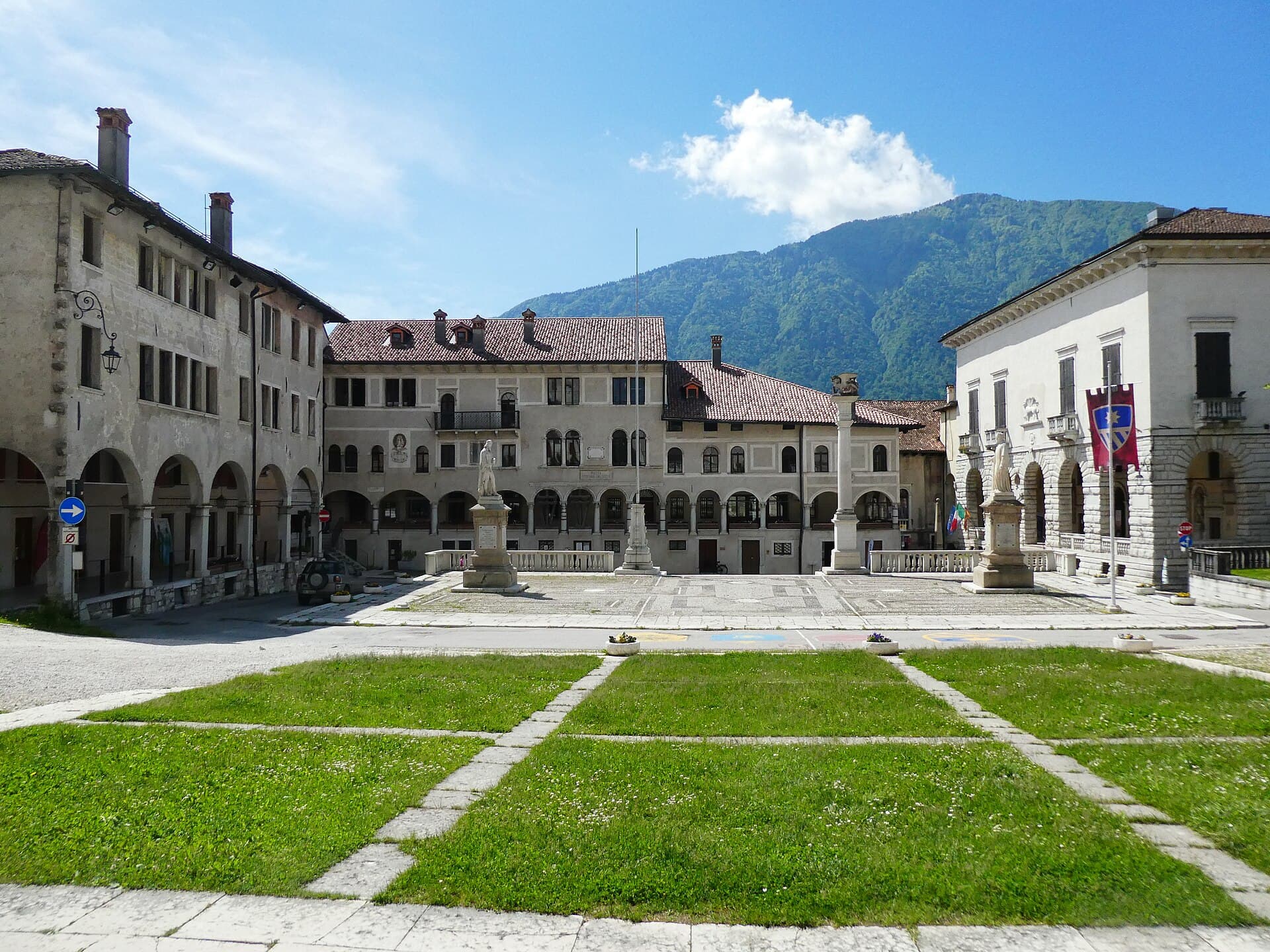Piazza Maggiore a Feltre, con i palazzi rinascimentali