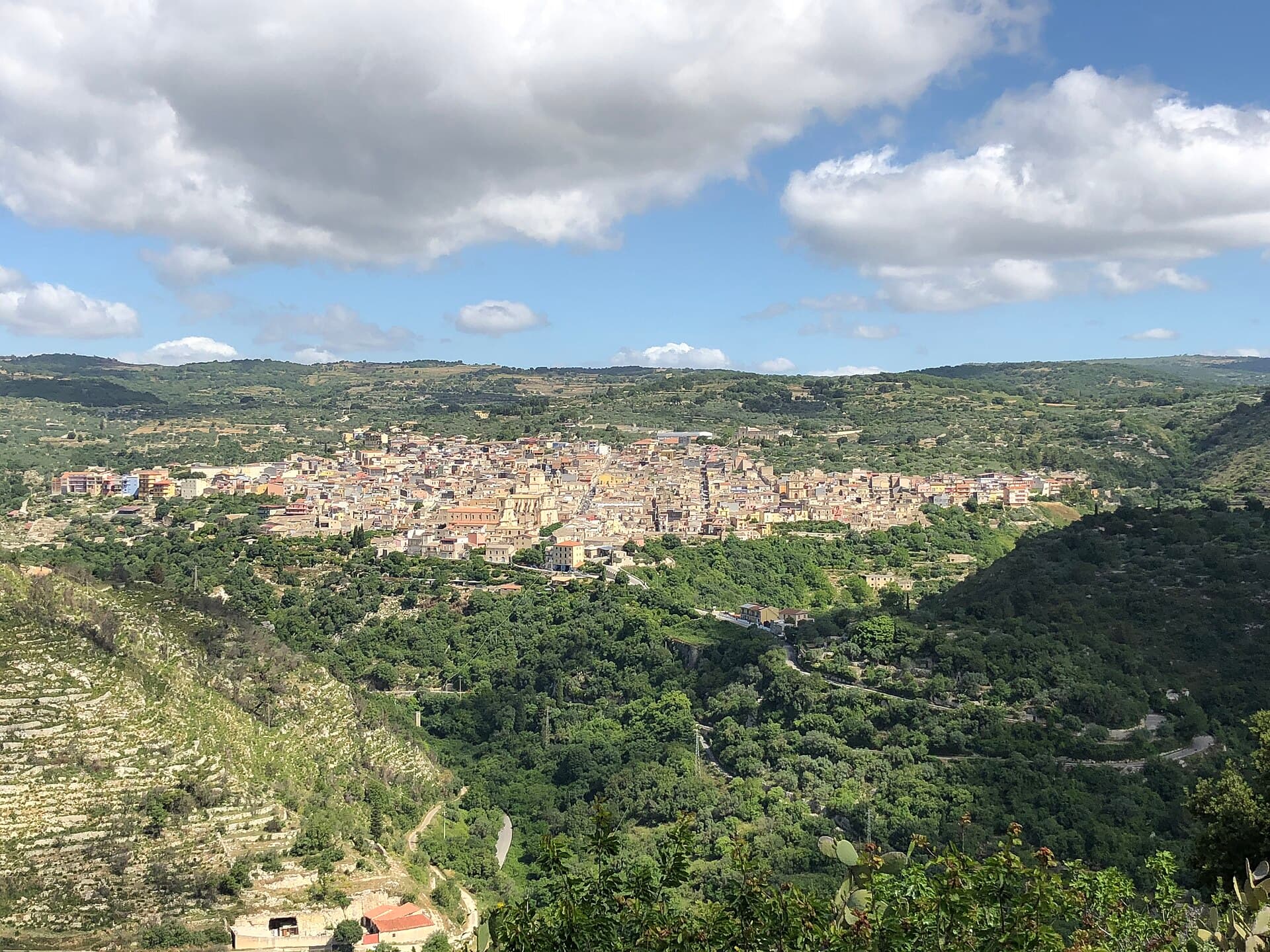 Il borgo barocco di Ferla, porta della Necropoli di Pantalica