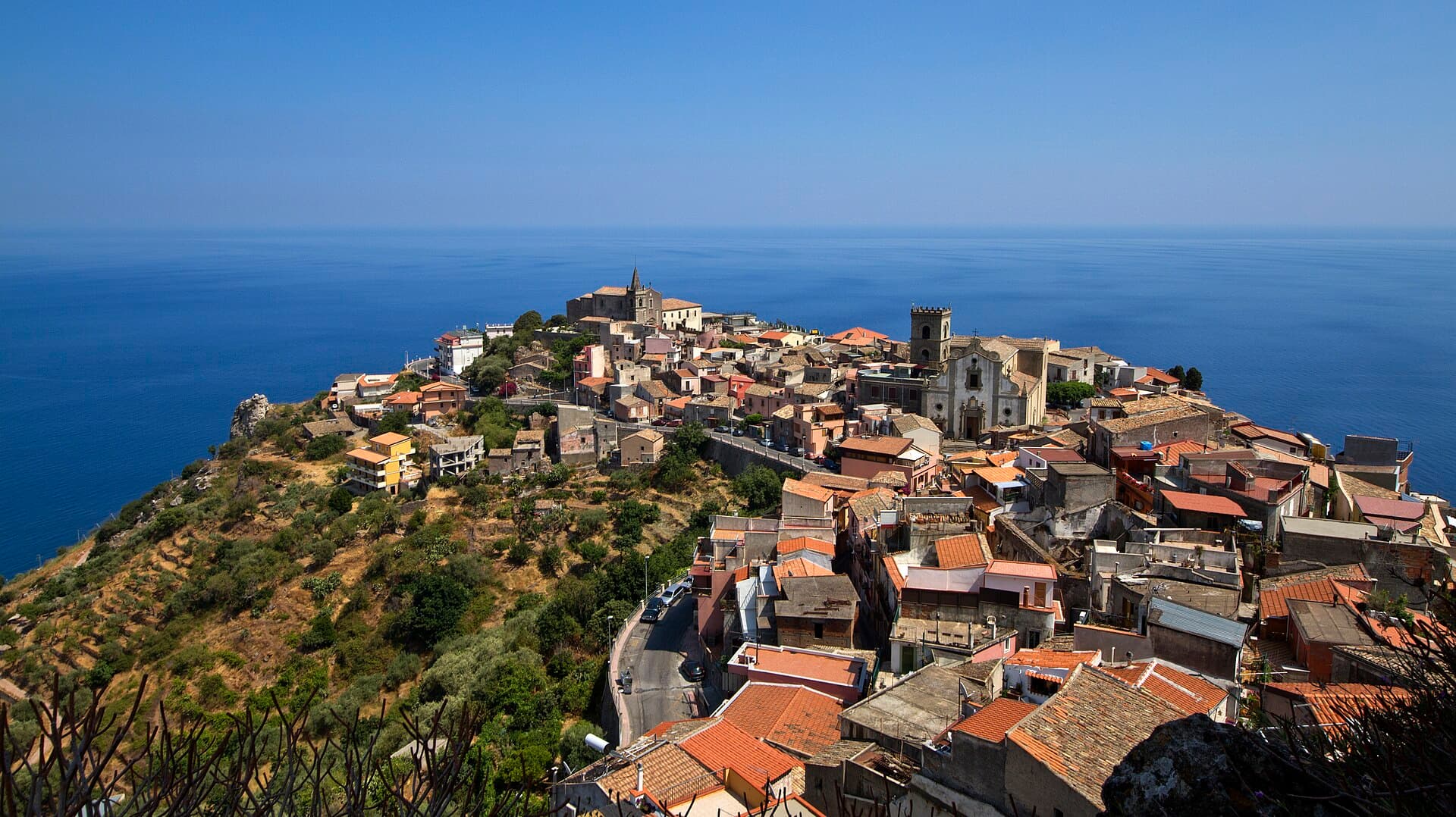 Il borgo di Forza d'Agrò a picco sul mare Ionio, presso Taormina