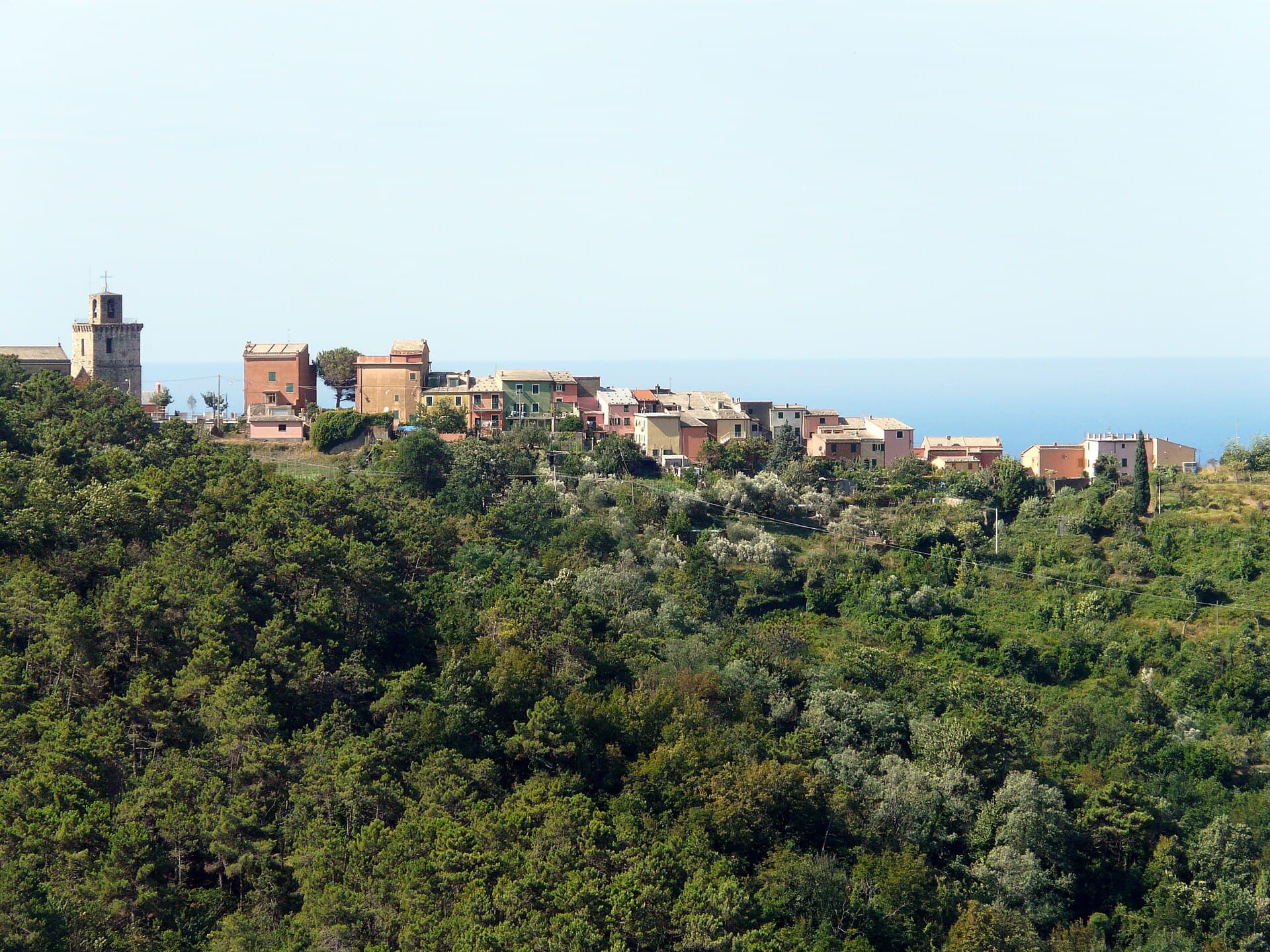 Il borgo di Framura affacciato sul mare del Levante ligure