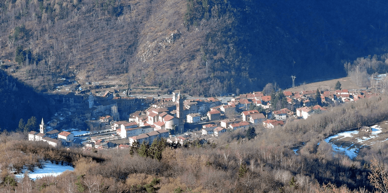Il centro storico di Garessio nell'alta Val Tanaro, visto da Bric Meriano