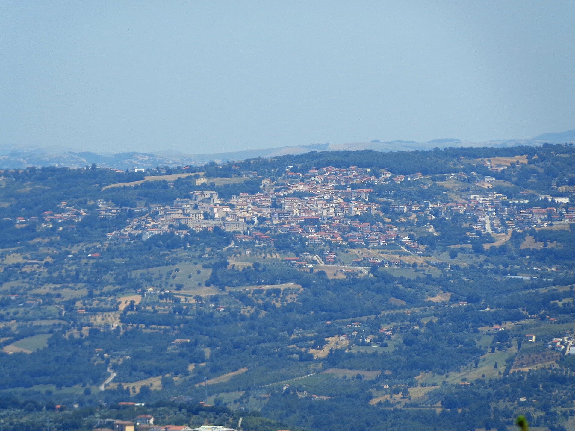 Il borgo di Gesualdo, dominato dal castello del principe Carlo Gesualdo