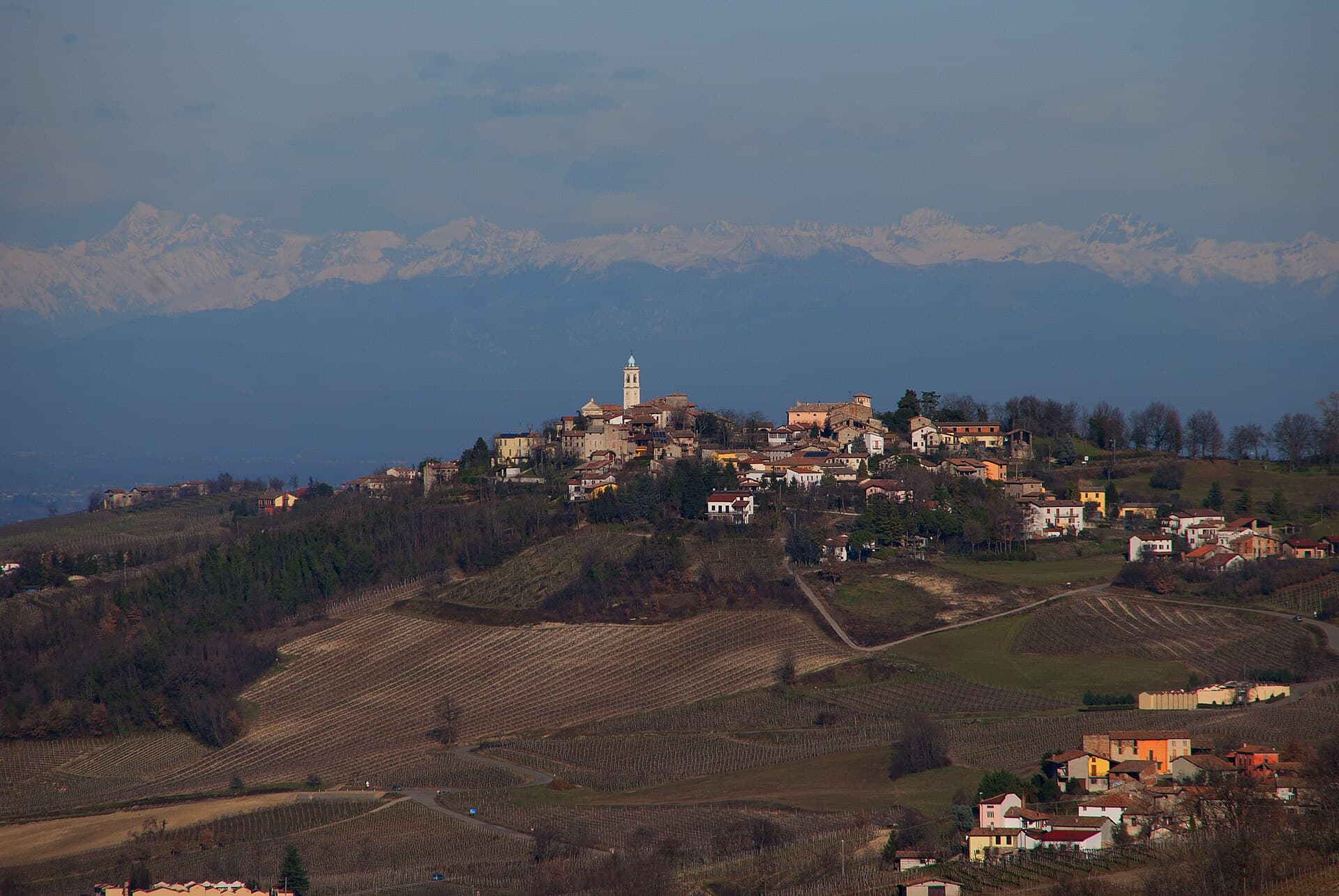 Il borgo collinare di Golferenzo, tra i vigneti dell'Oltrepò Pavese