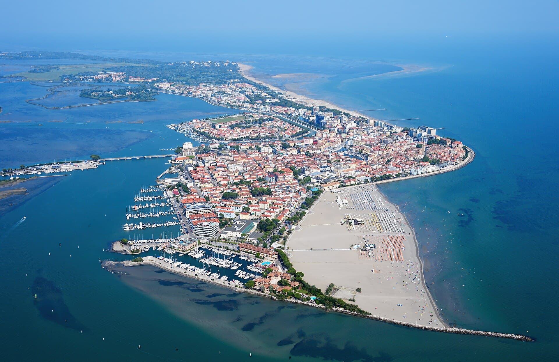 Grado, l'Isola del Sole, vista dall'alto tra laguna e Adriatico