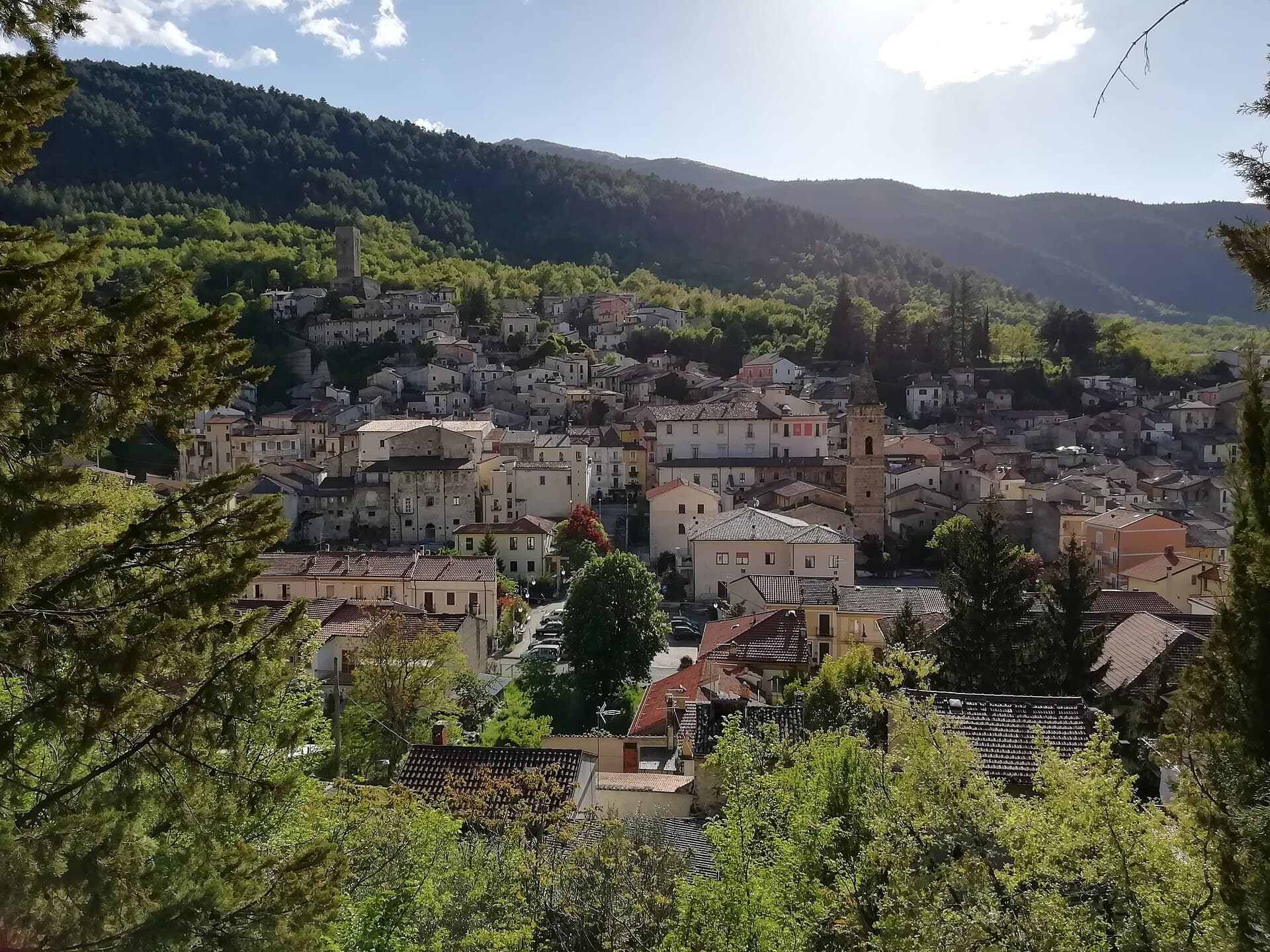 Il borgo di Introdacqua, nella Valle Peligna