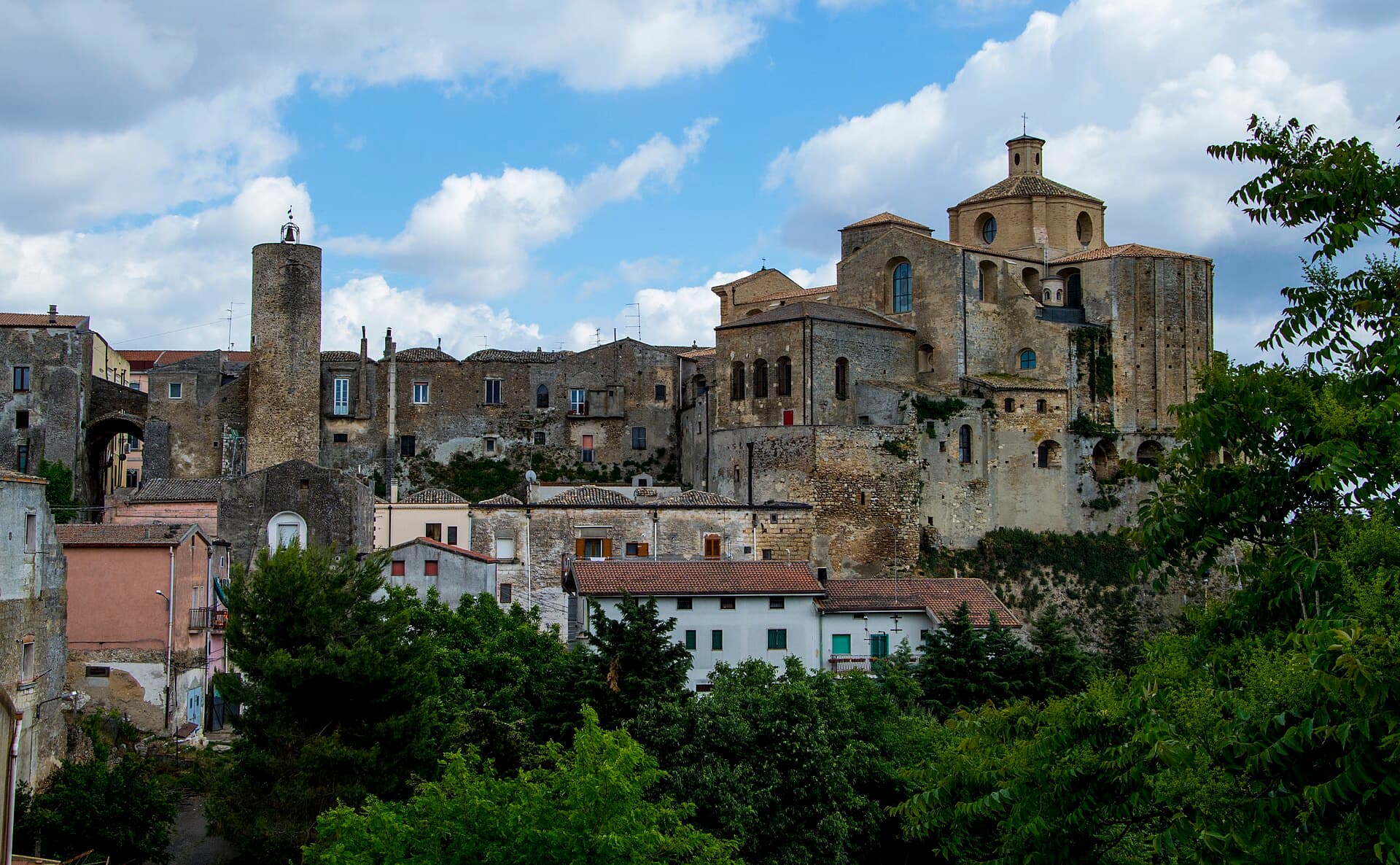 Il borgo d'arte di Irsina con la torre e il duomo, nel Materano