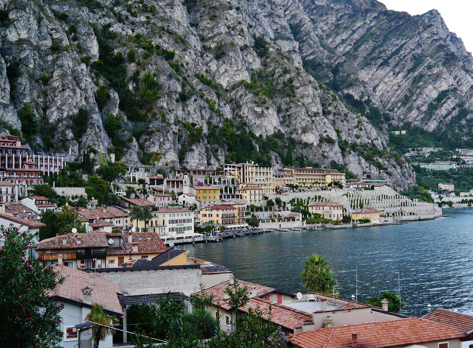 Il borgo di Limone sul Garda ai piedi delle falesie