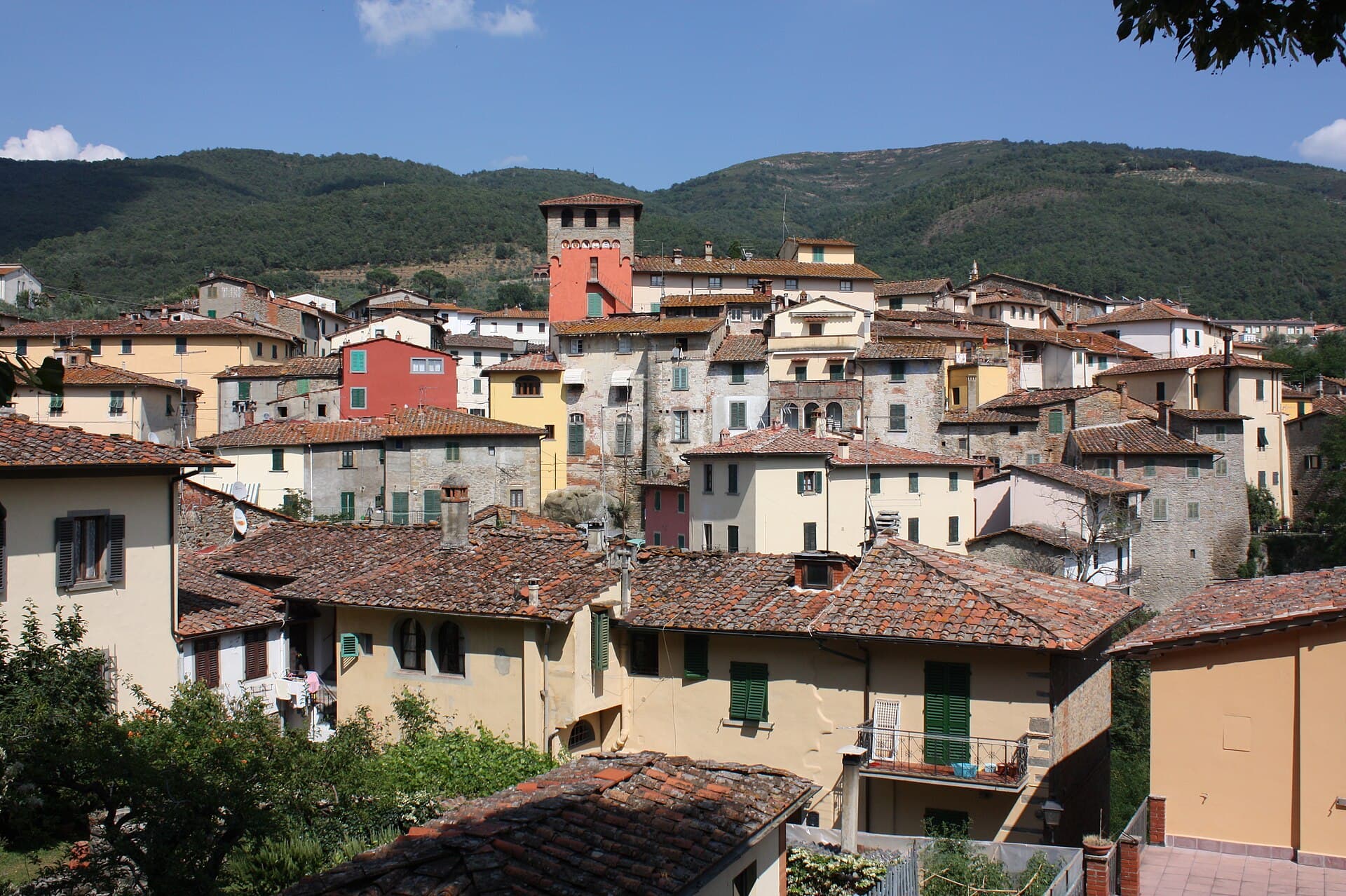Il borgo di Loro Ciuffenna con la torre, nel Valdarno