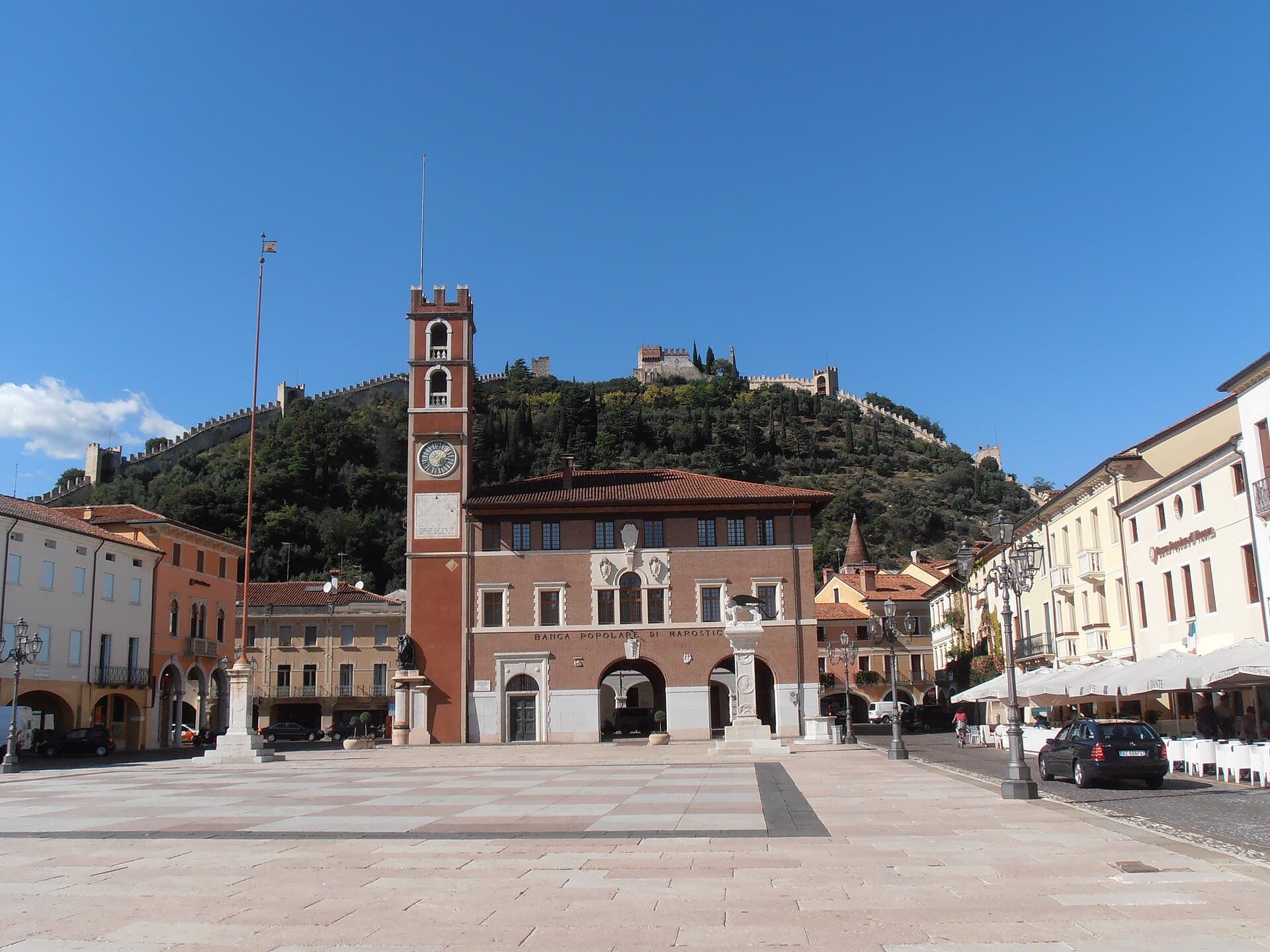 La Piazza degli Scacchi di Marostica con il castello, la 'città degli scacchi'
