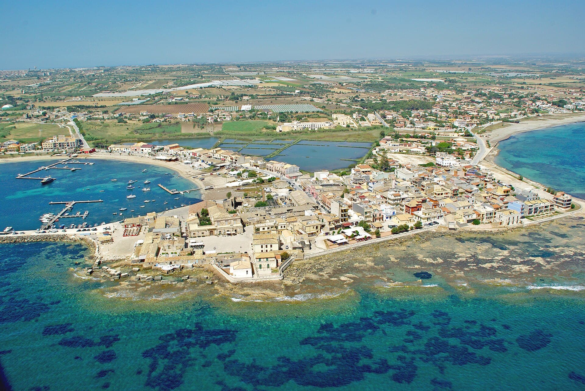 Il borgo marinaro di Marzamemi con la tonnara e le case dei pescatori
