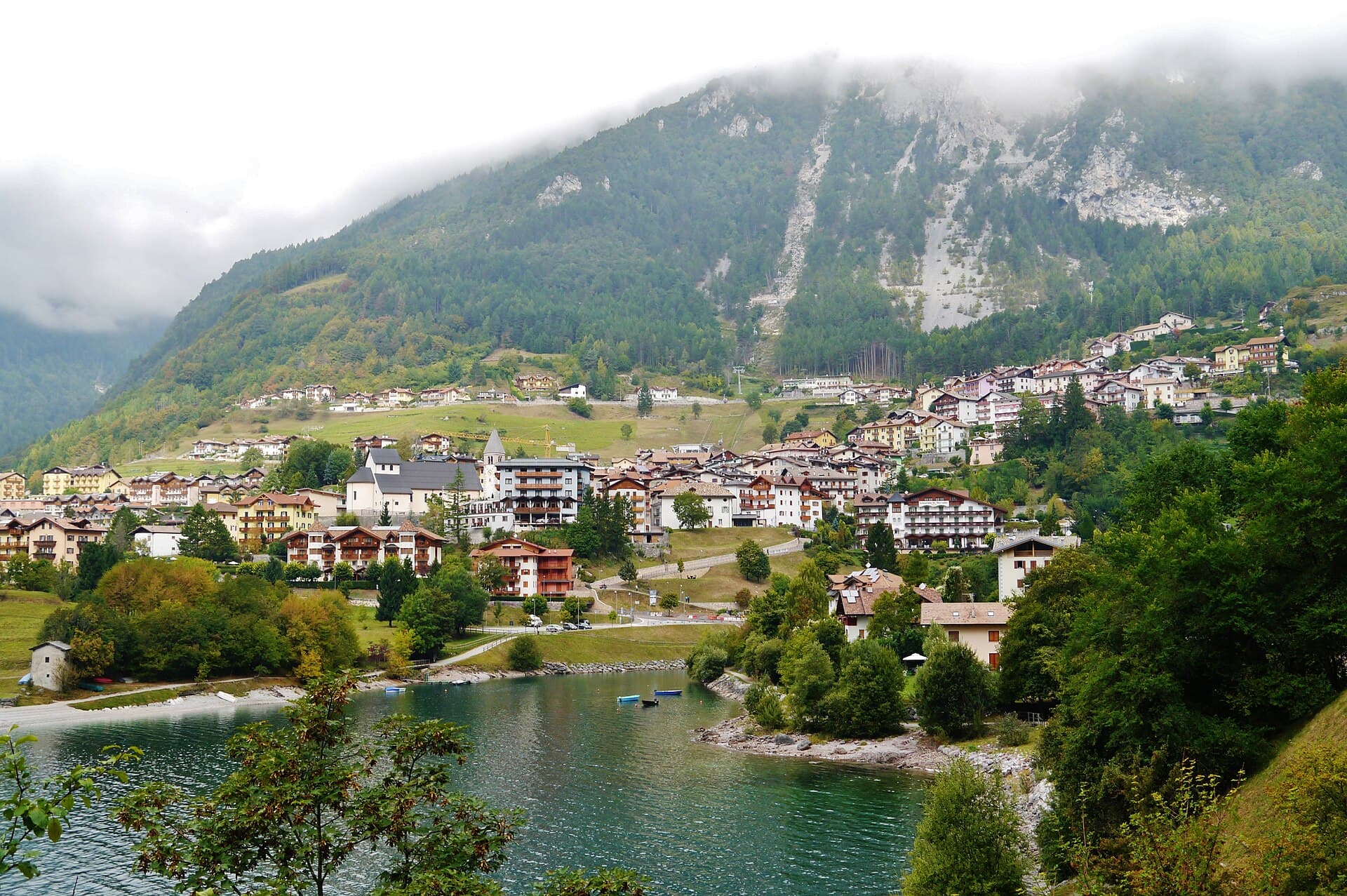 Molveno e il suo lago ai piedi delle Dolomiti di Brenta