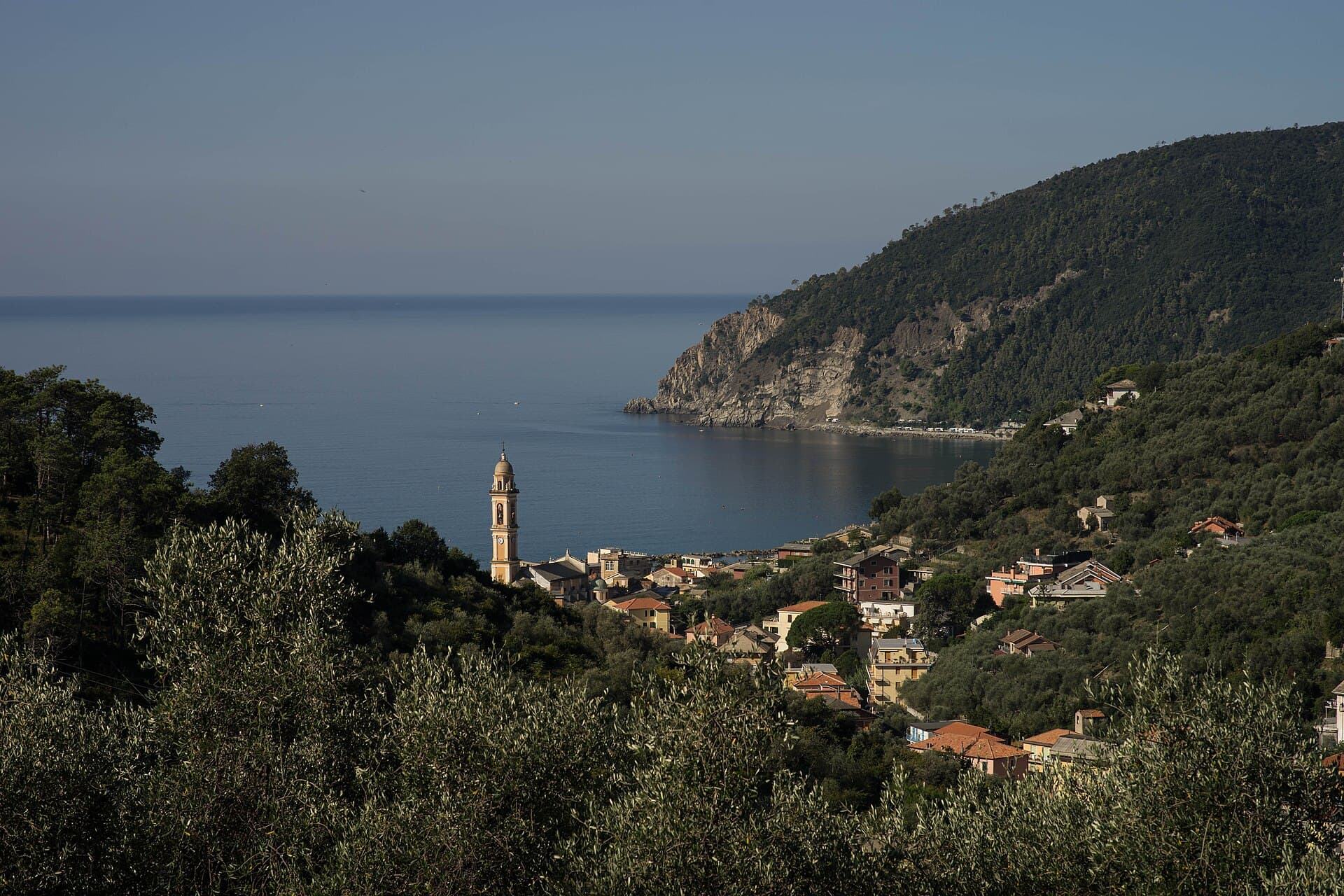 Il borgo costiero di Moneglia con la spiaggia, nel Levante ligure
