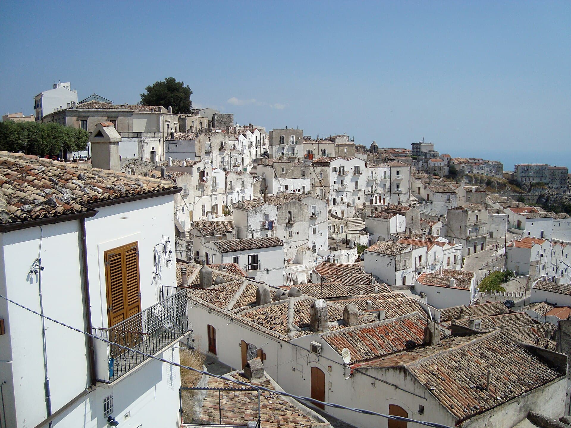 Il borgo di Monte Sant'Angelo sul Gargano, con il Santuario di San Michele