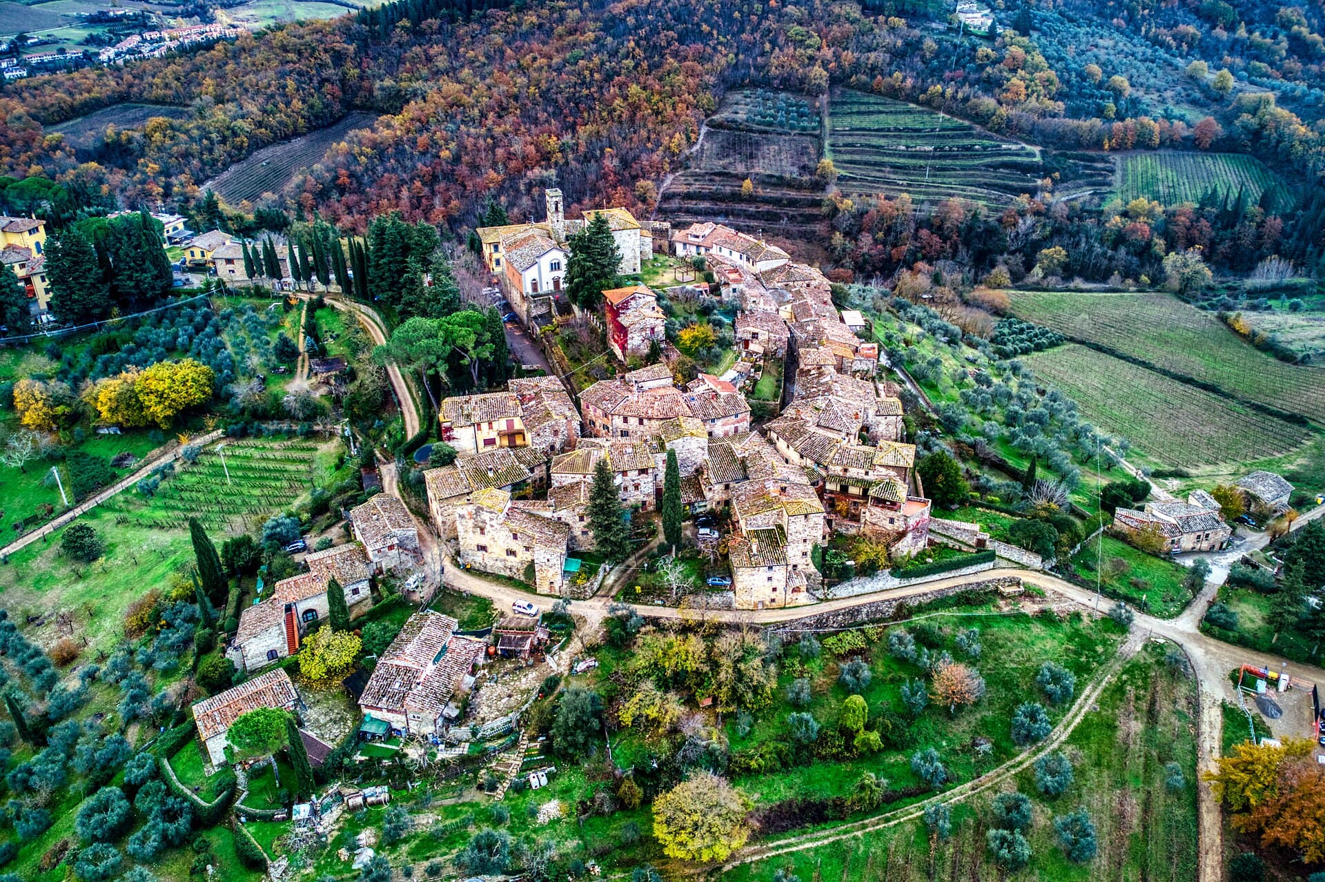 Veduta aerea del borgo a chiocciola di Montefioralle, nel Chianti