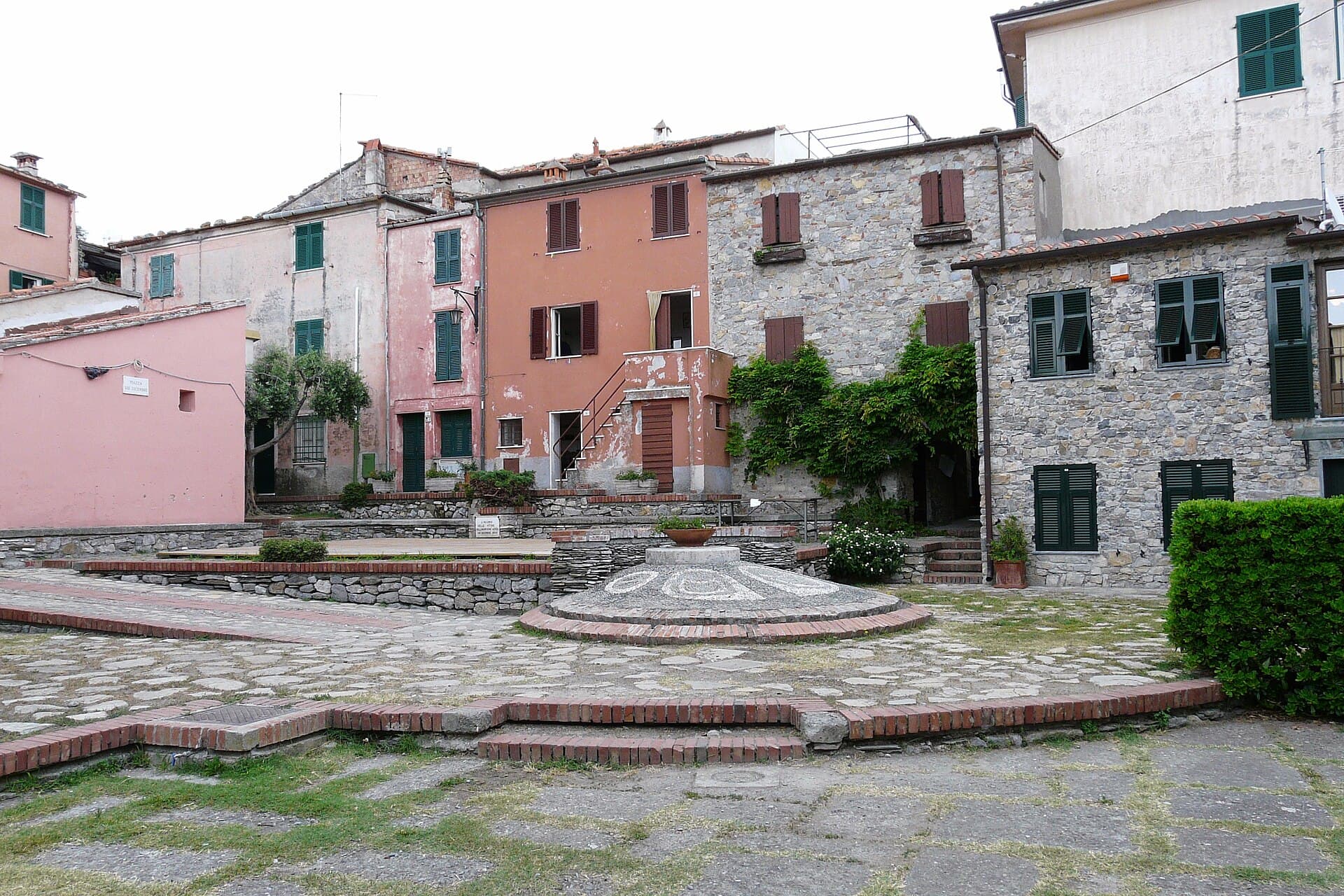 La piazza di Montemarcello, sul promontorio del Caprione